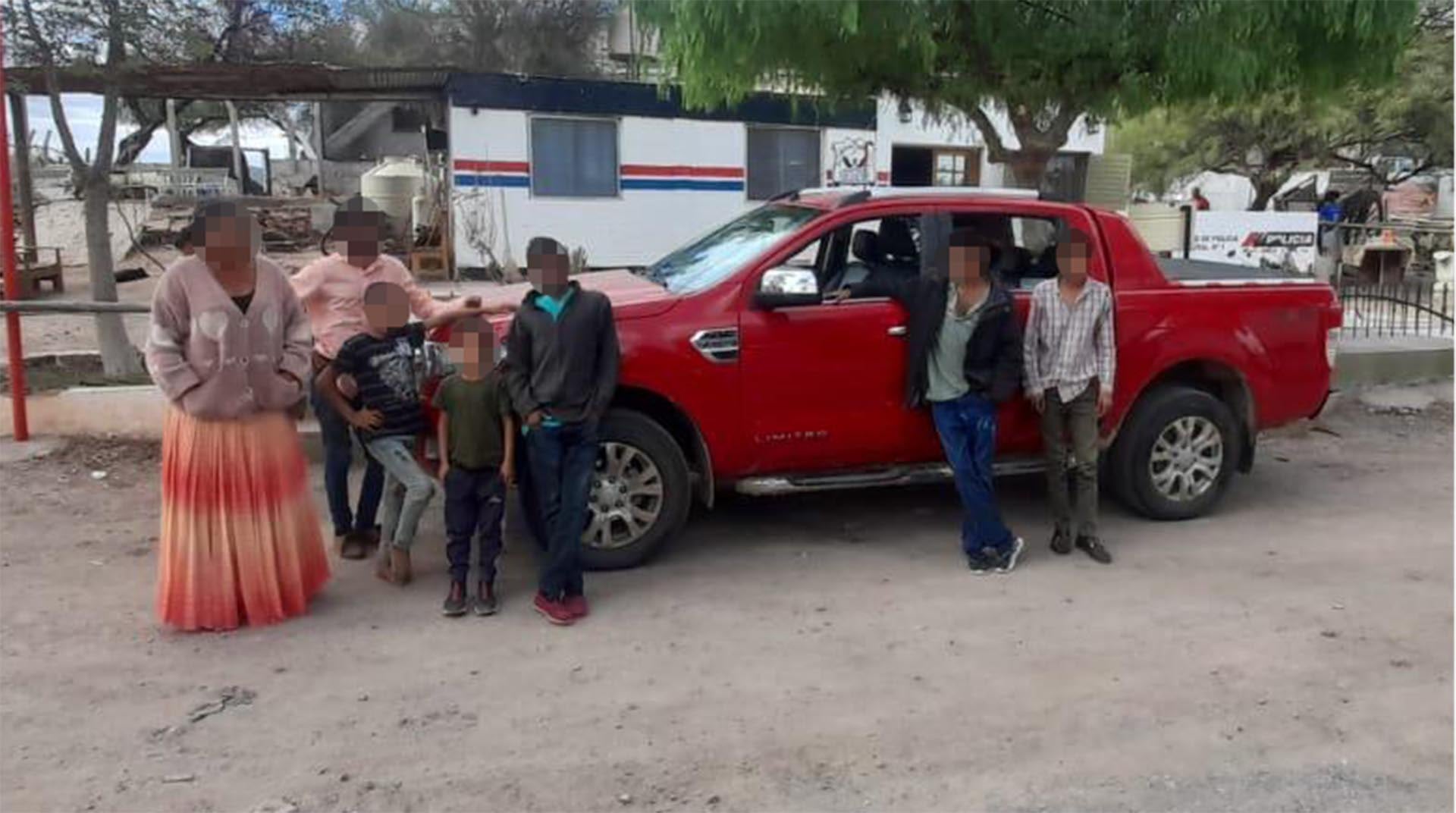 Alberto e Isabel Cristo al ser detenidos por Gendarmería, junto a varios niños de su familia