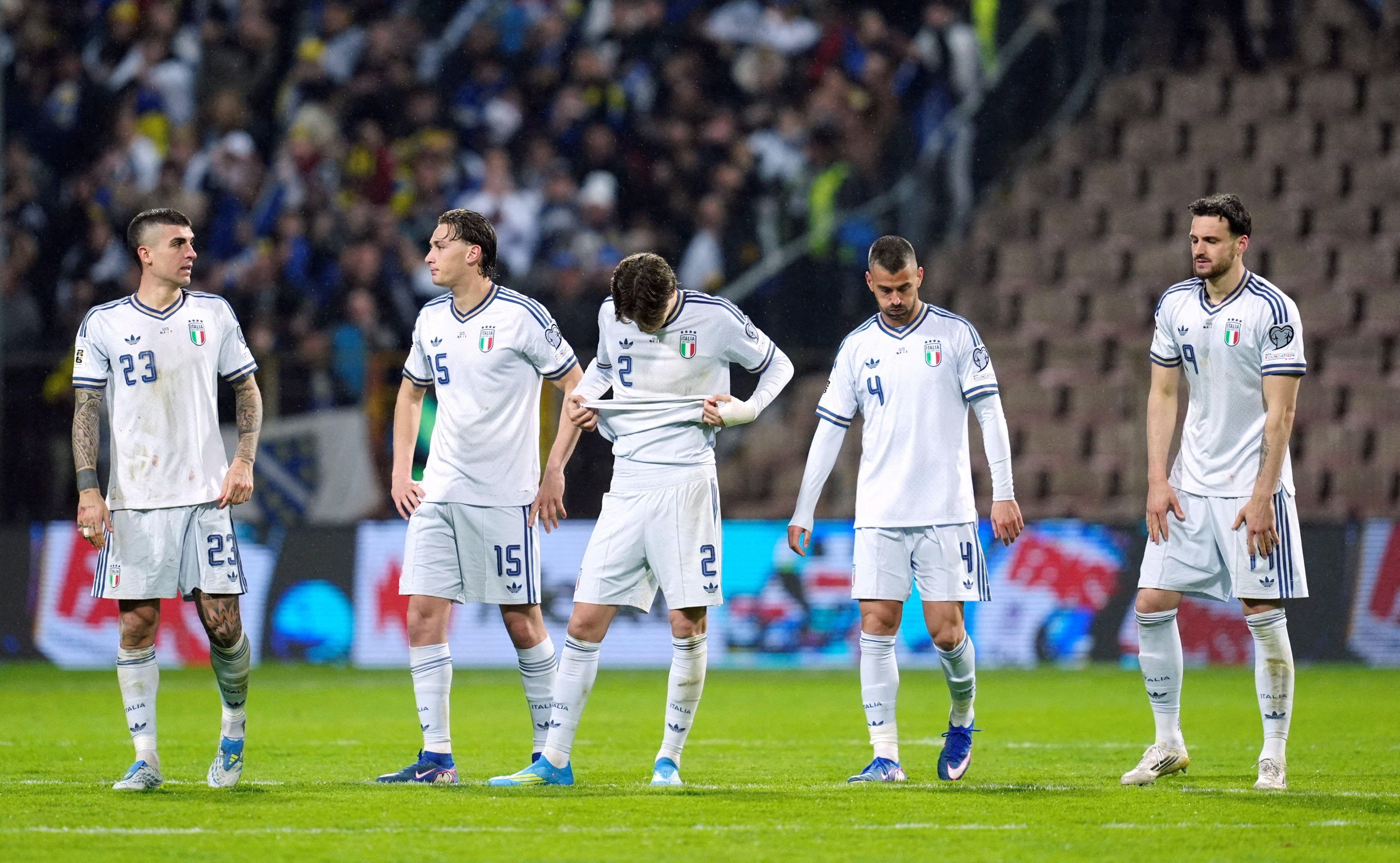 Los jugadores de la selección italiana luego de quedar eliminados del Mundial 2026 en ante Bosnia (REUTERS/Matteo Ciambelli)