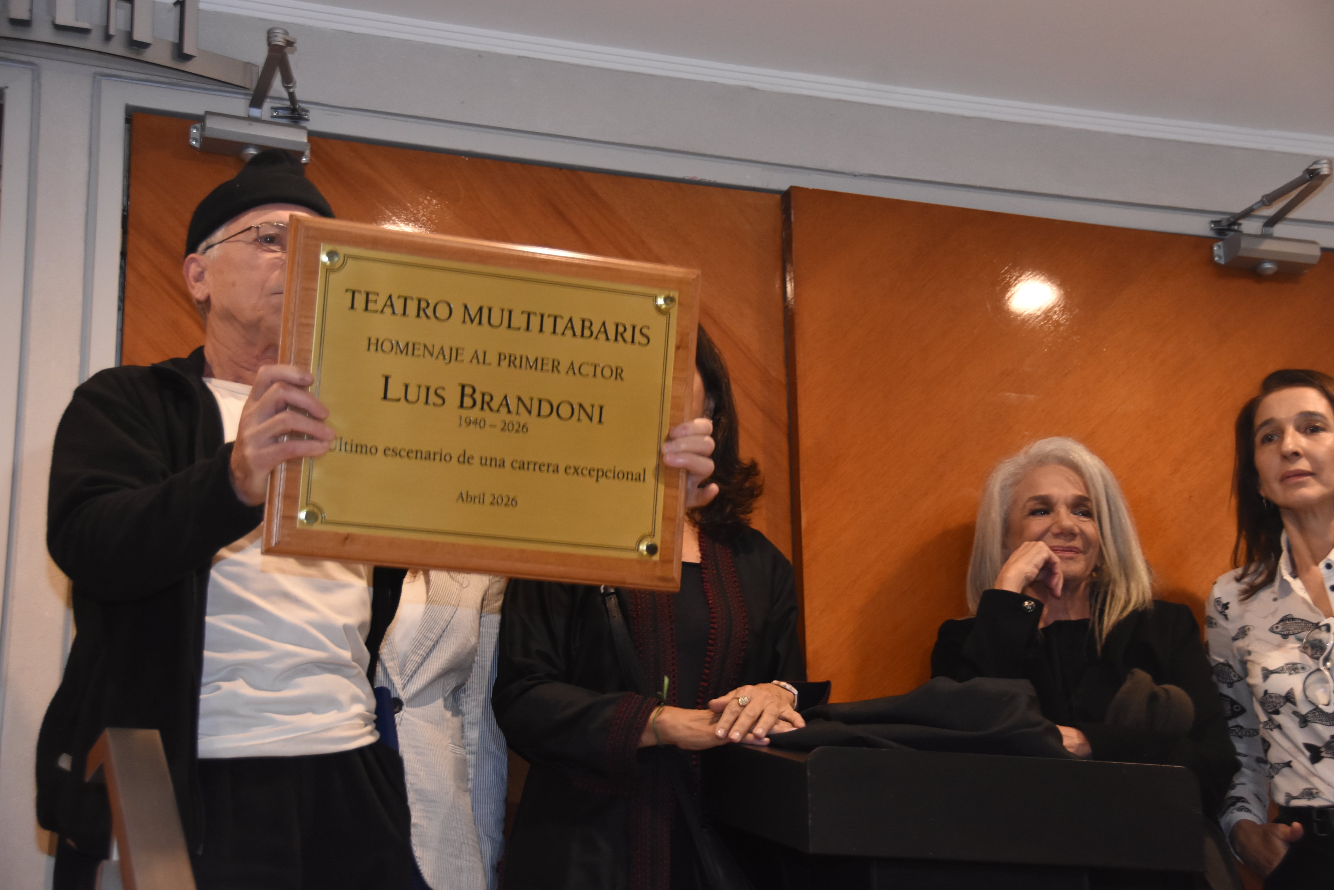 El momento en el que las figuras del teatro descubren la placa en honor a Luis Brandoni