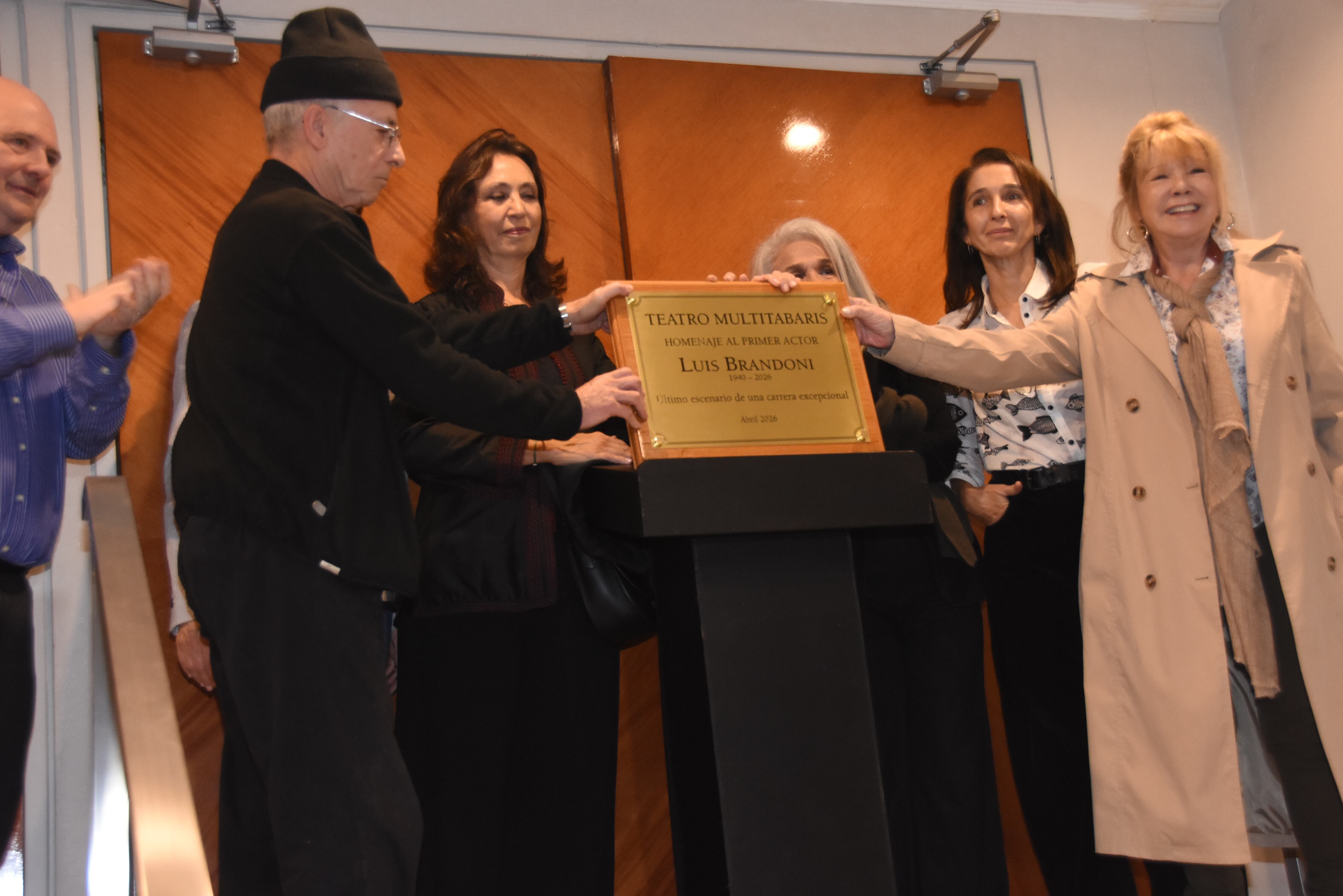 Las figuras del espectáculo posan en honor a Luis Brandoni y su legado