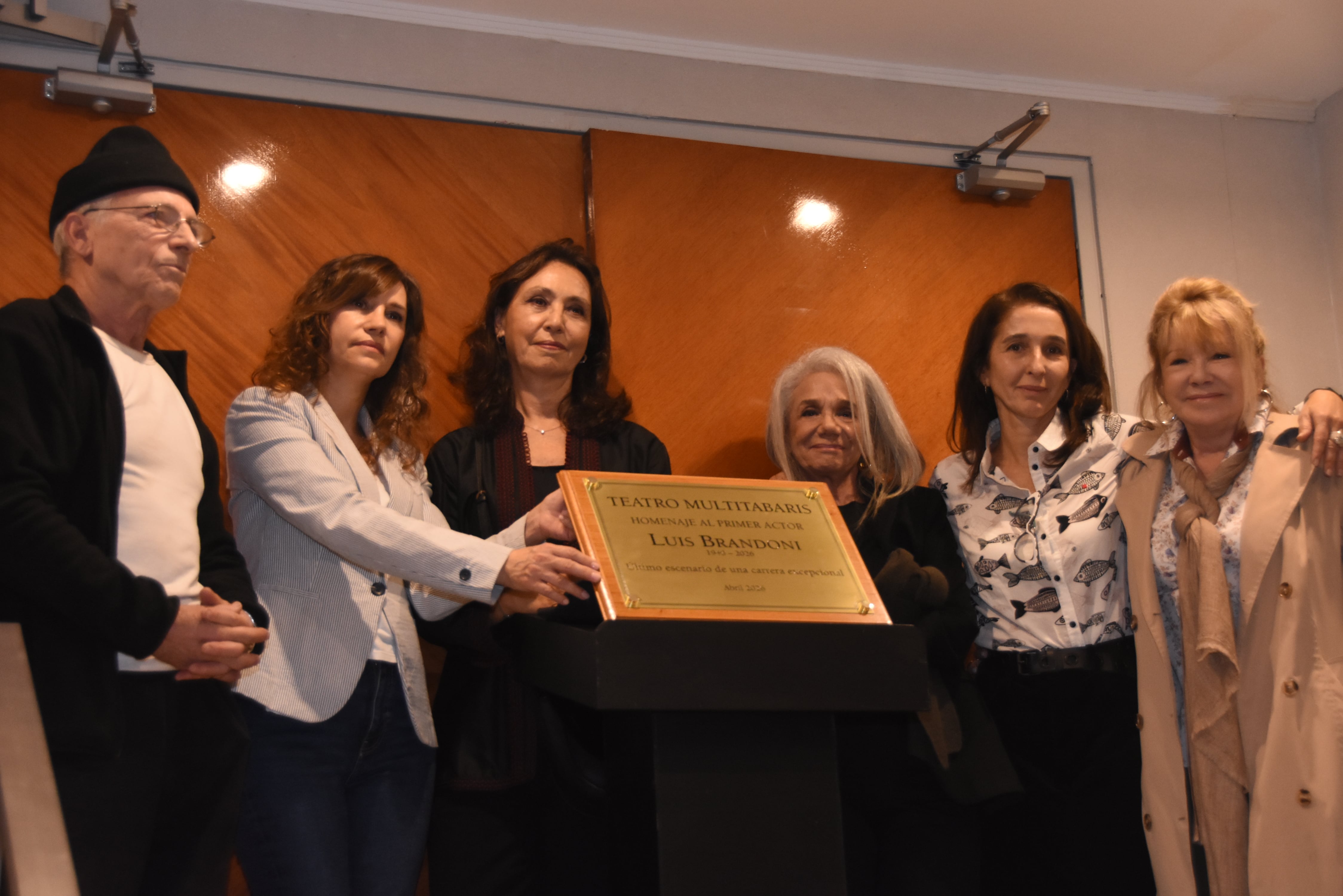 Las figuras del teatro mostraron la placa en honor a Luis Brandoni