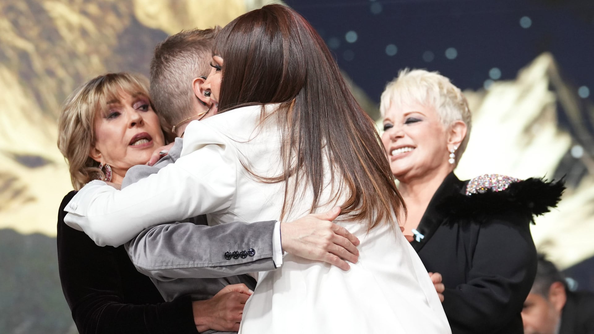 El abrazo entre Carmen Barbieri, Georgina Barbarossa y Moria Casán marcó uno de los momentos más emotivos de los Martín Fierro 2026