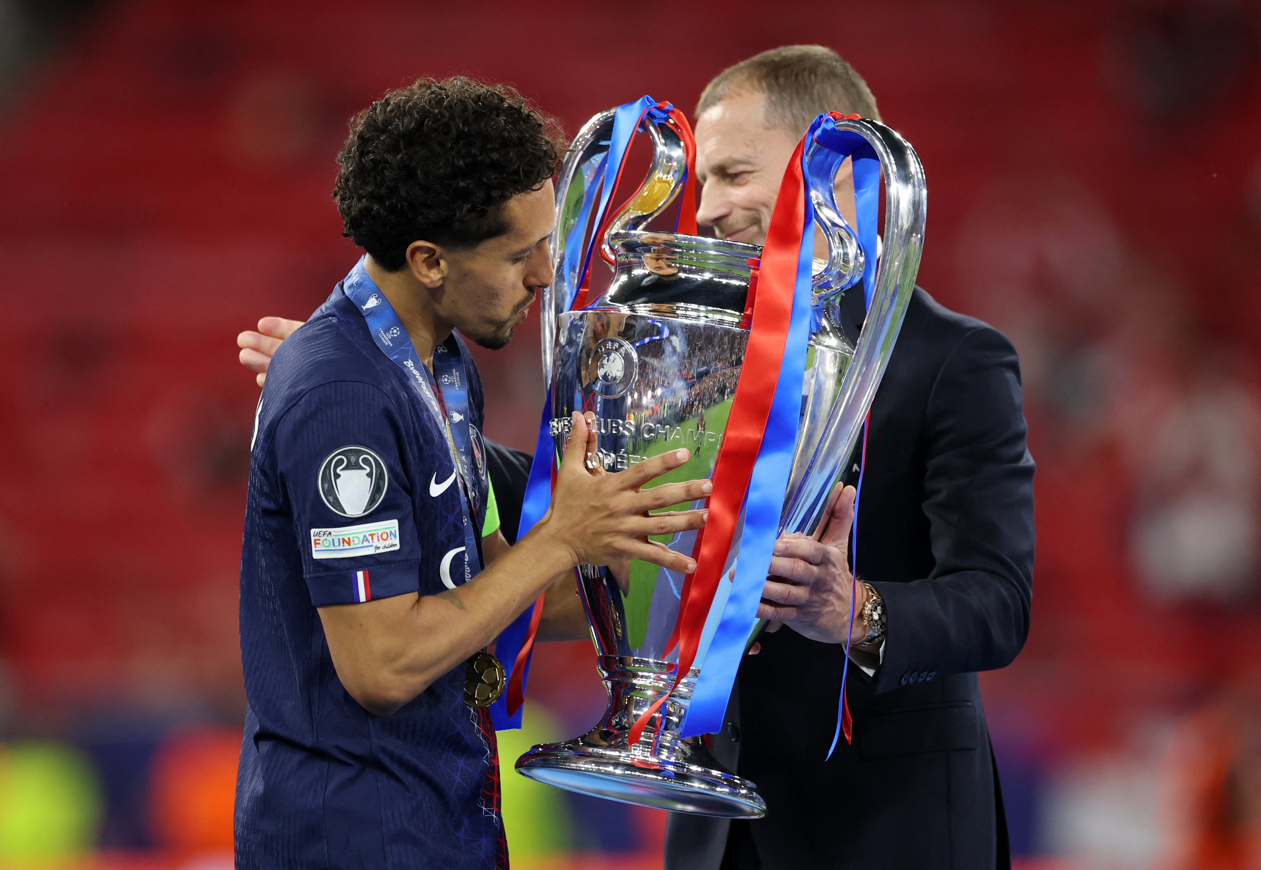 Ceferin finalmente le entregó la Copa al capitán Marquinhos (Reuters)