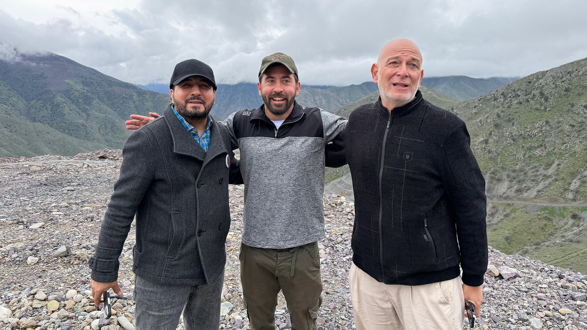 Nicolás junto al empresario que financió el encuentro en Azerbaiyán (izquierda) y el hombre más viajado del mundo (derecha)
