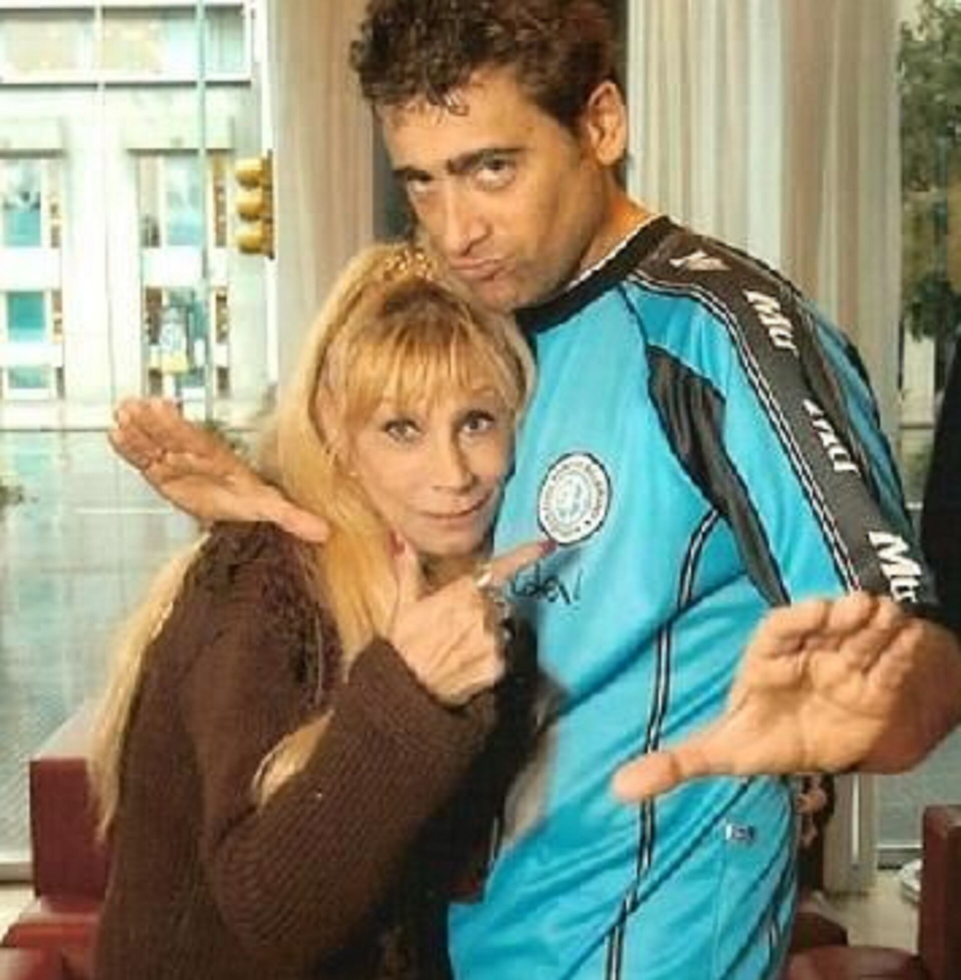 Bety Olave, madre de Rodrigo, celebró vestida de celeste y blanco y destacó la coincidencia del minuto final con la edad del cantante