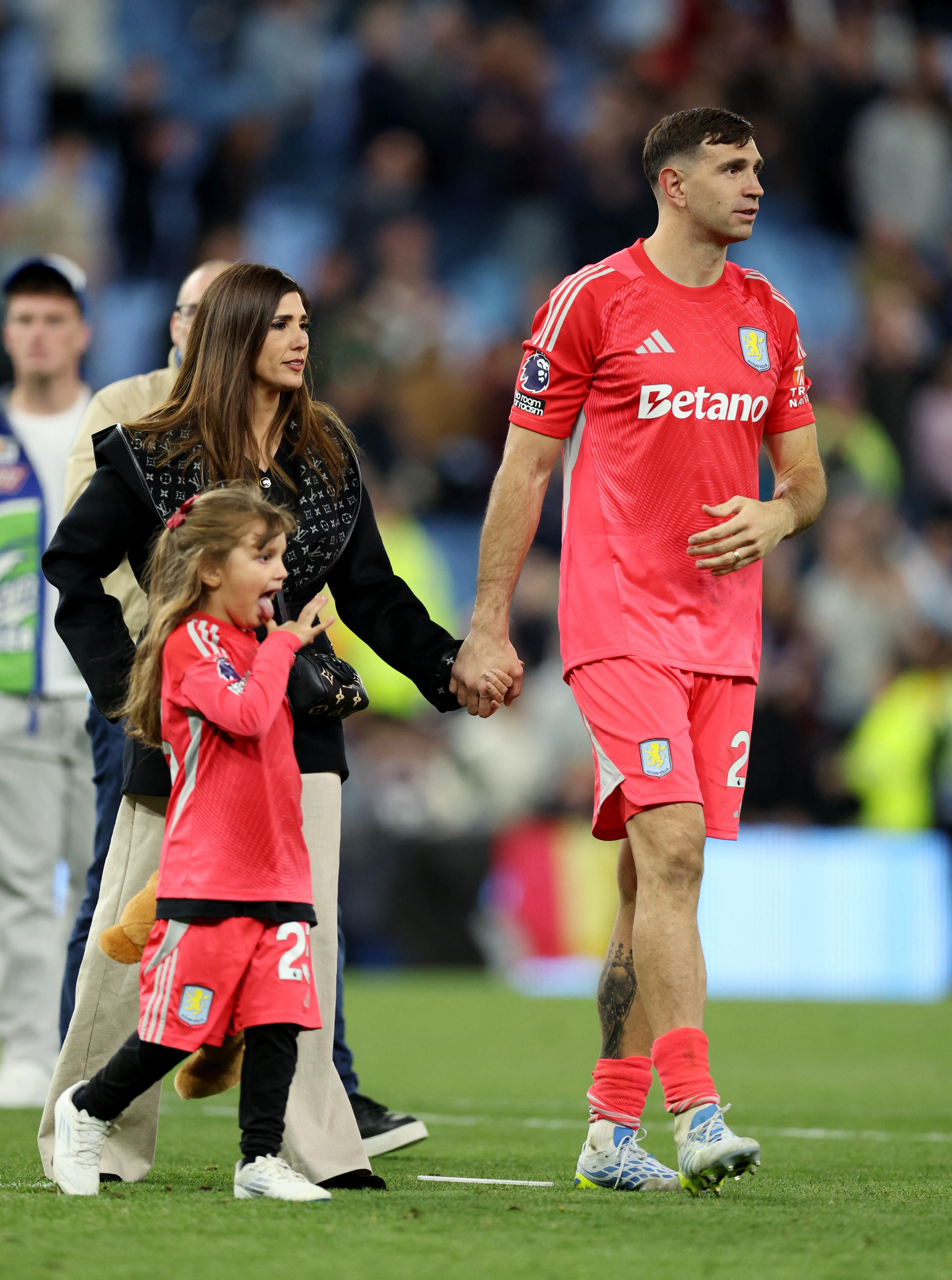 Emiliano Martínez junto a su esposa Mandinha y su hija Ava (REUTERS/Chris Radburn)
