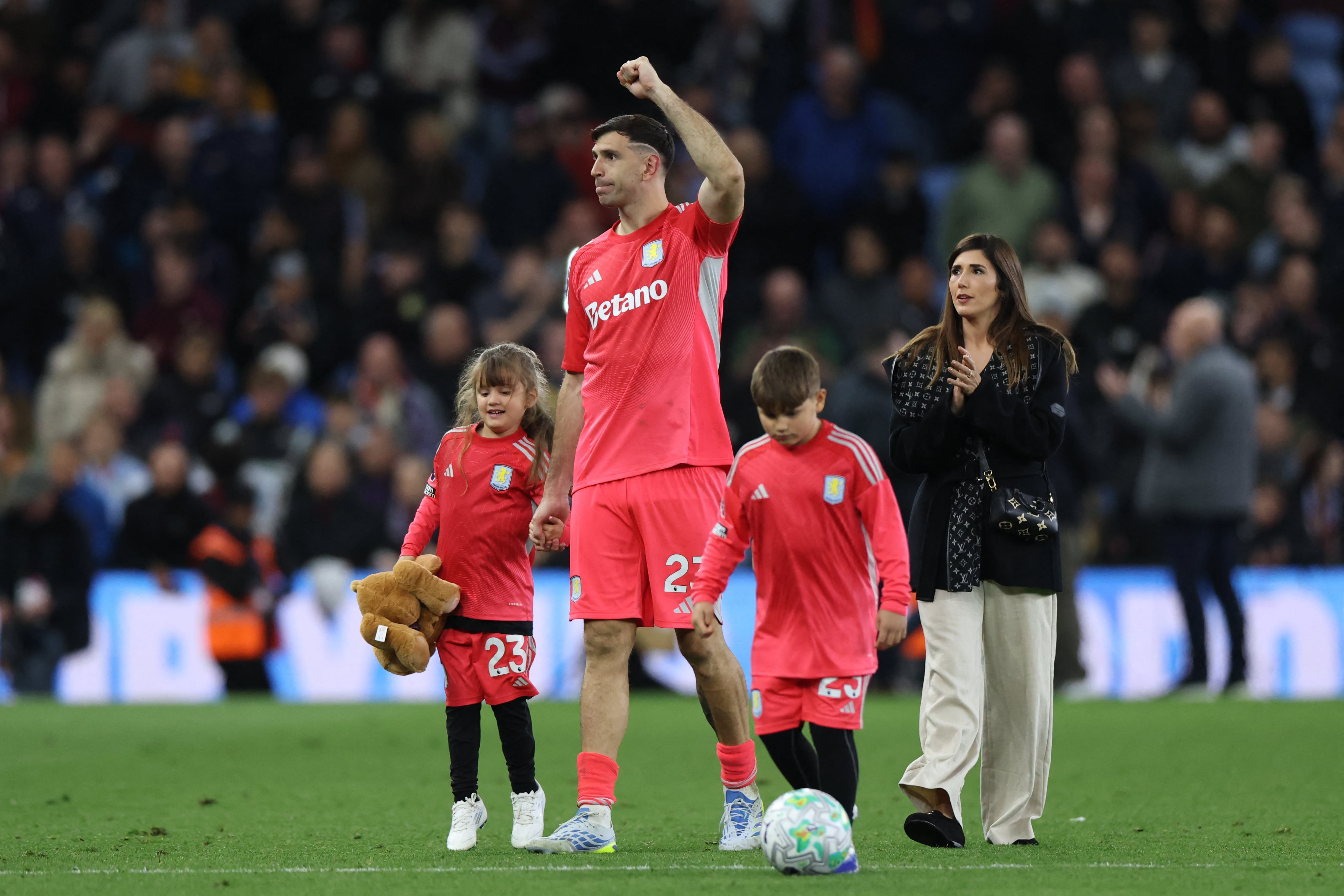 Emiliano Martínez celebró el último partido de local del Aston Villa junto a su familia (Photo by Darren Staples / AFP)