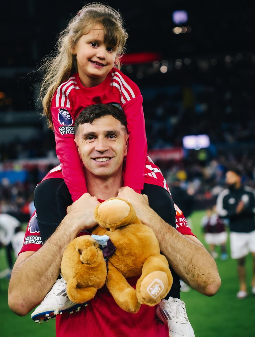 Emiliano Martínez contento con su hija Ava tras el triunfo del Aston Villa ante el Liverpool