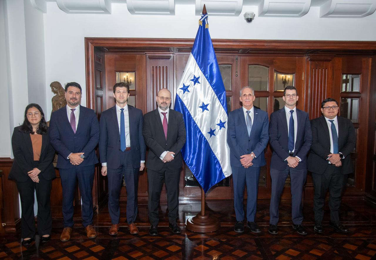Los temas abordados con el gabinete económico son mantener las políticas prudentes, déficit del sector público no financiero del 1 % del PIB, buscar la mejora de la eficiencia del gobierno