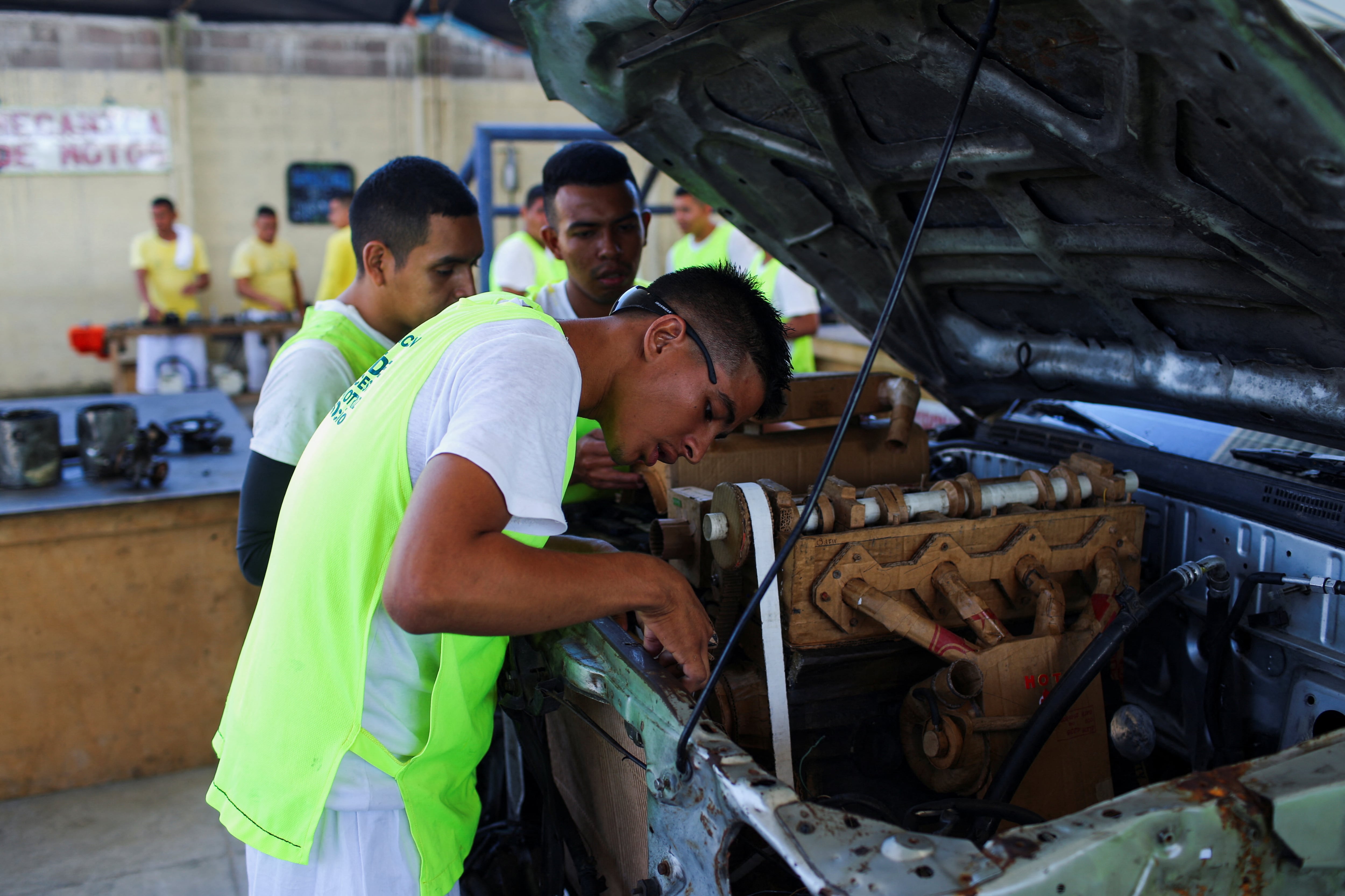 El Plan Cero Ocio desarrollado en El Salvador, es una iniciativa que permite a privados de libertad participar en labores y proyectos sociales. . REUTERS/Jose Cabezas