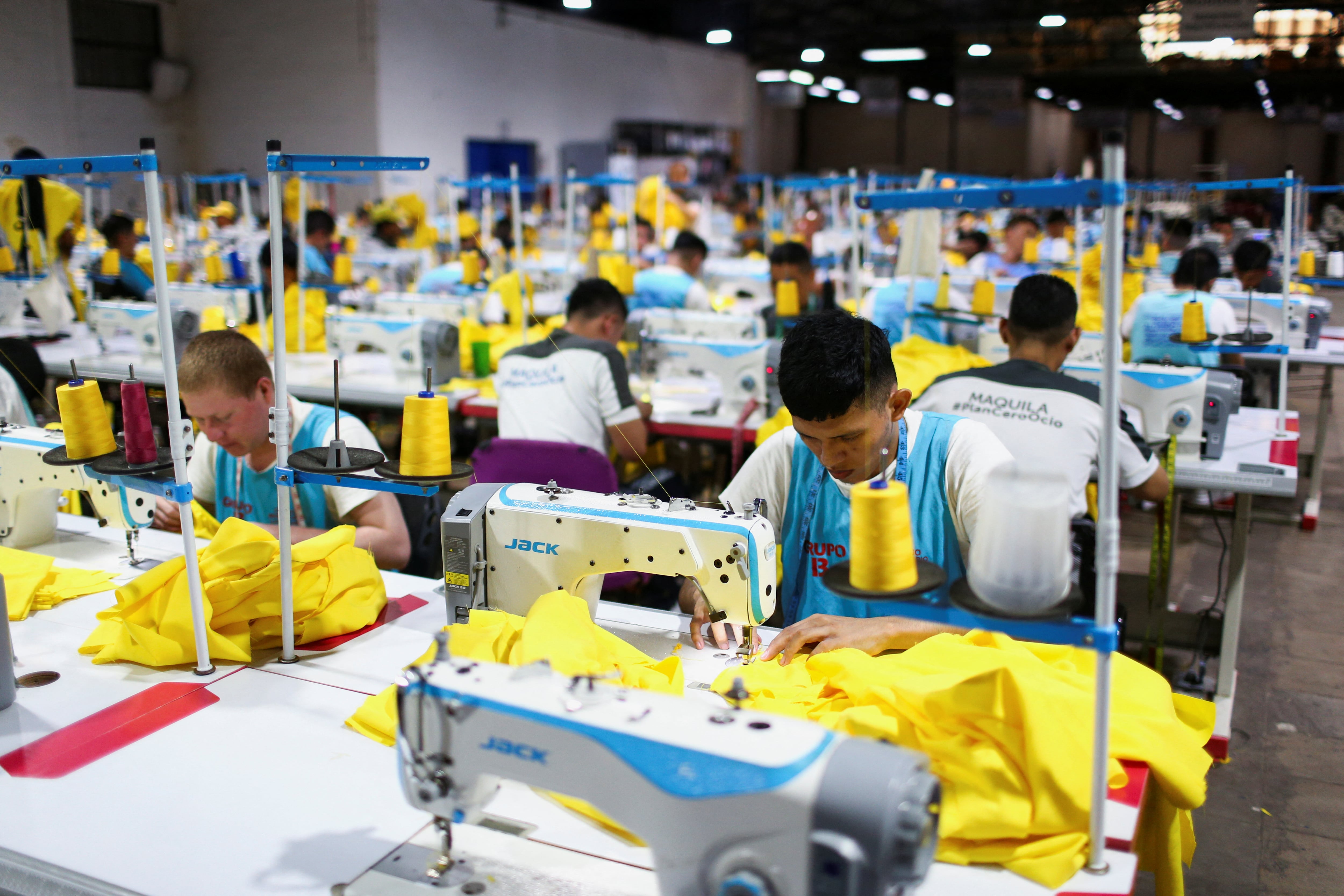 Los reclusos confeccionan uniformes en un taller de costura en el marco del 