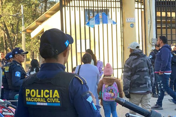 El gobierno de Guatemala refuerza protocolos en escuelas, tras recibir 12 amenazas virales