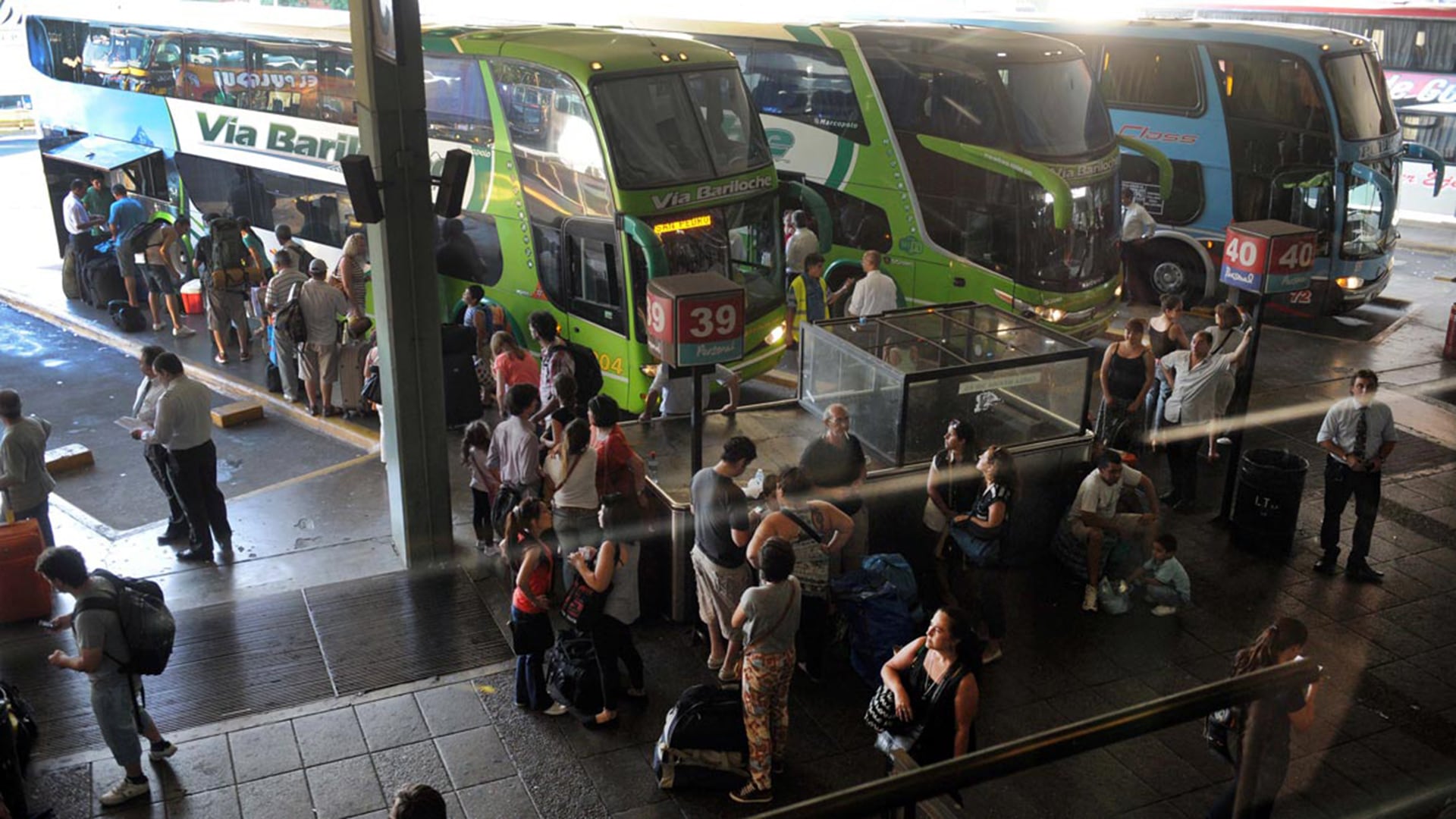 Las empresas de transporte sí deberán otorgar los pasajes gratuitos a personas con discapacidad, transplantadas, en lista de espera y niños-niñas y adolescentes con cáncer (Télam)