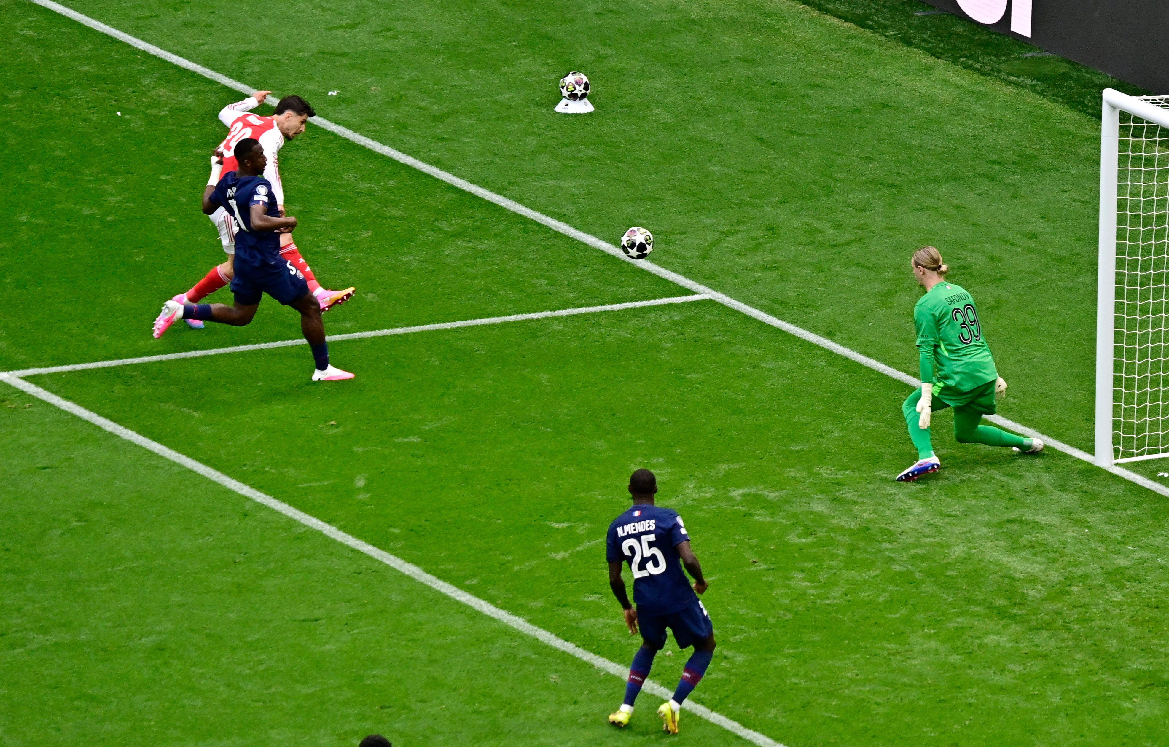 El momento justo: Kai Havertz encontró el hueco y acertó un potente remate para el 1-0 de Arsenal (Foto: Reuters/Marton Monus)