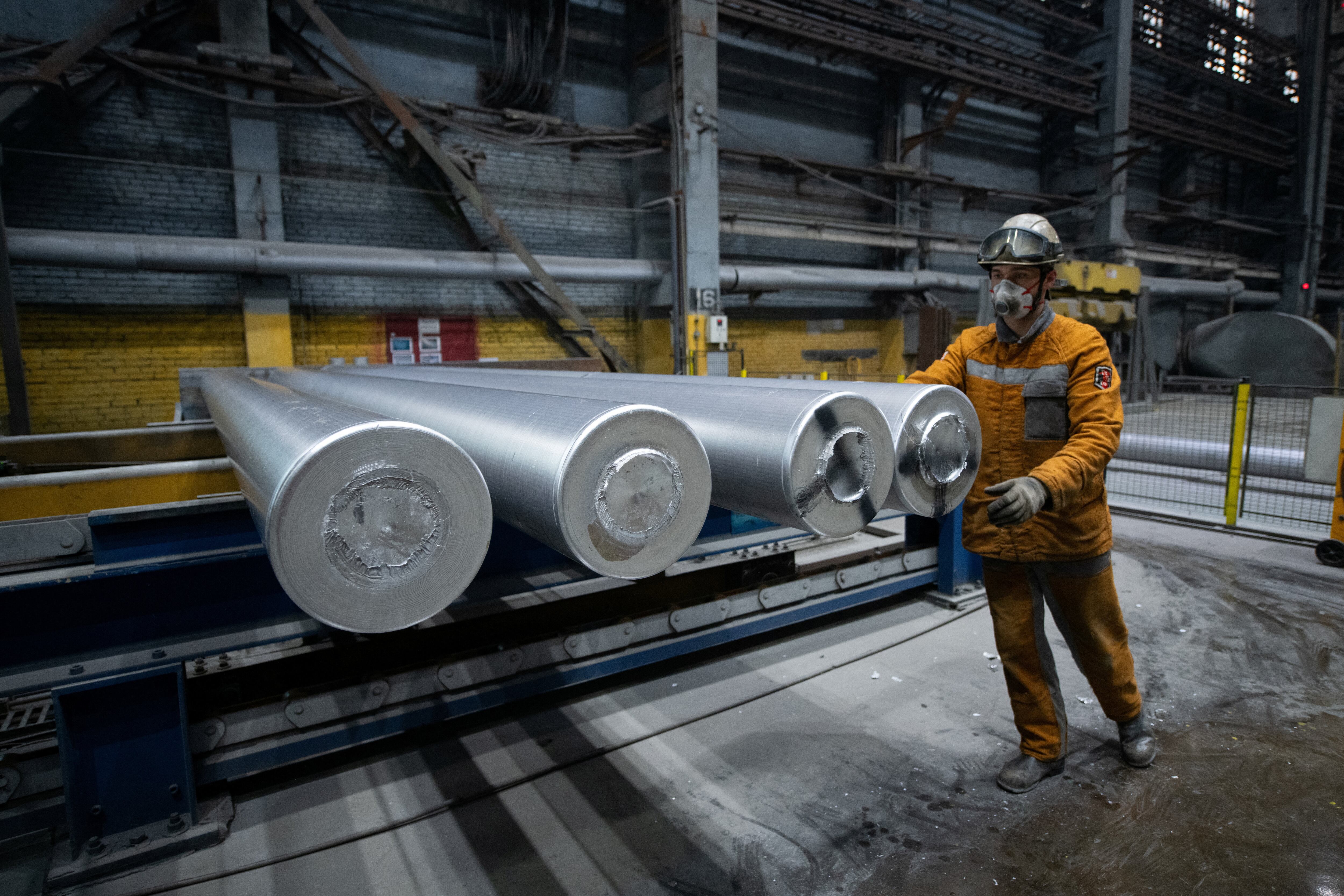 Un empleado trabaja en la fundición de aluminio de Krasnoyarsk (KrAZ) de Rusal en la ciudad siberiana de Krasnoyarsk, Rusia (REUTERS/Alexander Manzyuk)