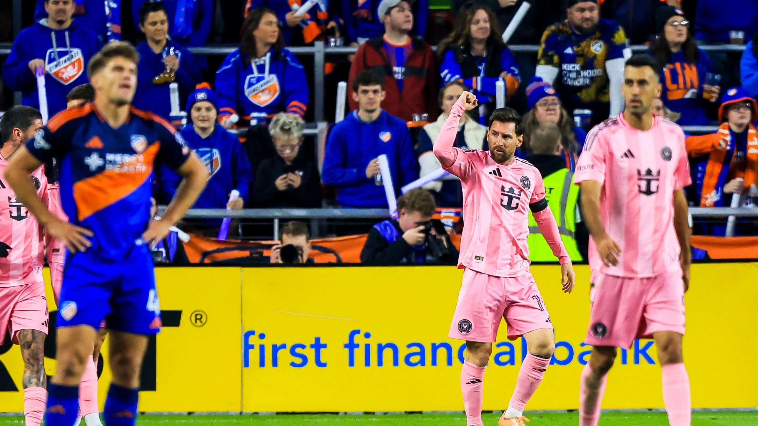 El delantero del Inter Miami CF Lionel Messi (10) reacciona después de marcar un gol contra el FC Cincinnati en la primera mitad en el estadio TQL, Cincinnati, Ohio, el 23 de noviembre de 2025 (Crédito obligatorio: Katie Stratman-Imagn Images)