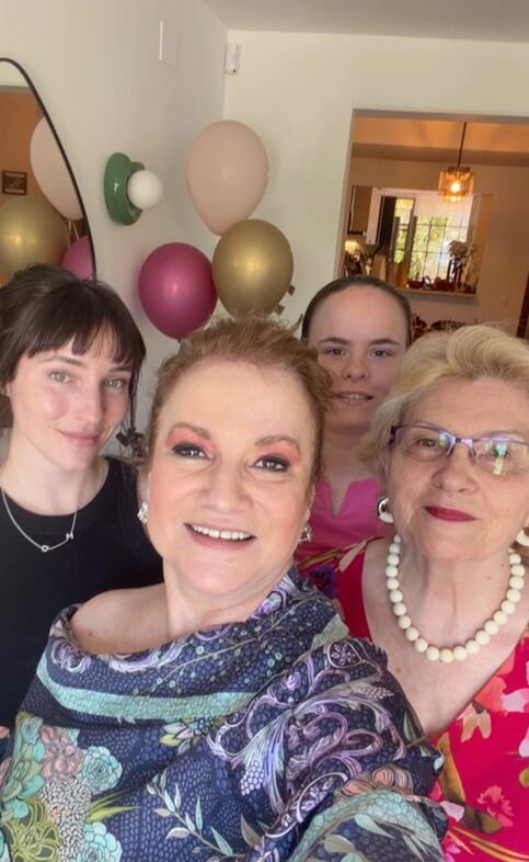 Lucía compartió un momento de alegría y celebración con sus seres queridos, rodeada de globos en una atmósfera festiva en casa (Instagram)