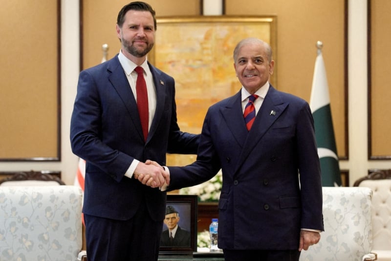 Vance y el primer ministro pakistaní, Shehbaz Sharif, se reunieron en Islamabad el 11 de abril, cuando Pakistán ofició de sede en las únicas negociaciones directas entre EEUU e Irán desde el inicio de la guerra. (Jacquelyn Martin/Pool vía Reuters)