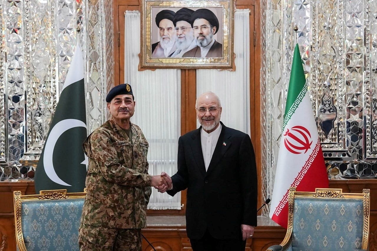 Imagen de archivo del 16 de abril: el jefe del Ejército pakistaní, Asim Munir, junto al negociador iraní Mohammad Bagher Ghalibaf en Teherán. Islamabad fue sede de las únicas conversaciones directas entre EEUU e Irán desde el inicio de la guerra. (WANA vía Reuters)
