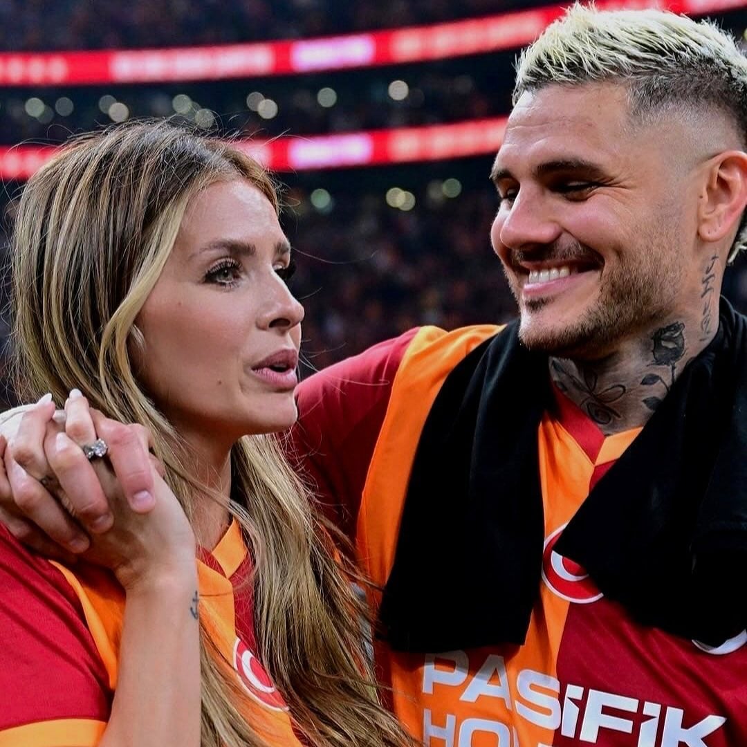 El delantero y la actriz María Eugenia Suárez, en el campo de juego del Galatasaray. ¿Seguirán viviendo enTurquía