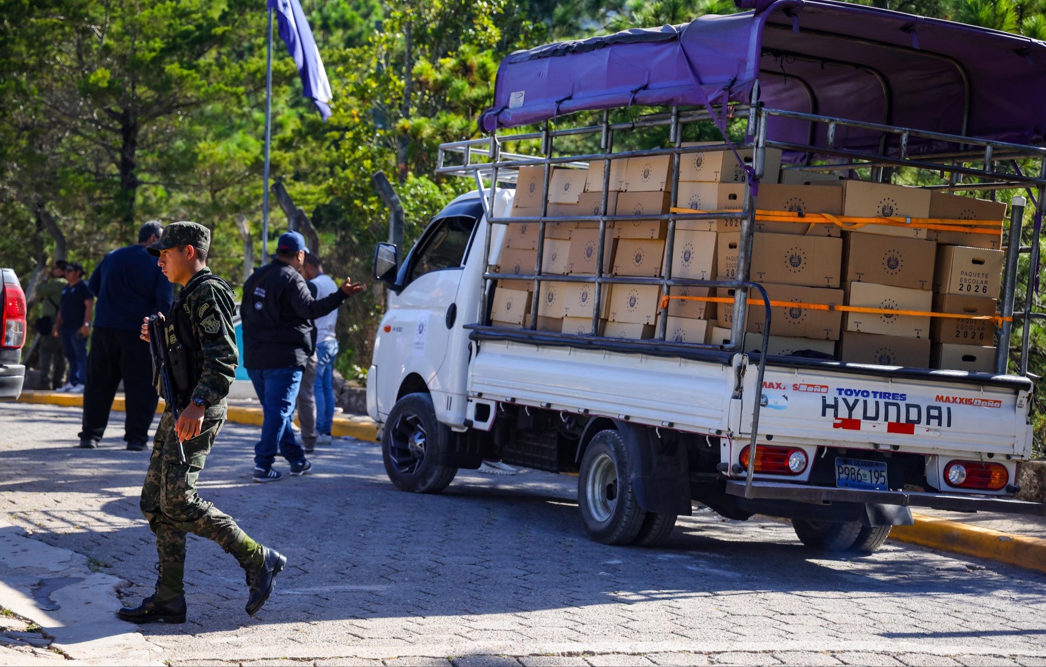 Los paquetes escolares han sido trasladados nuevamente a Morazán para ser entregados hoy a los niños en el exbolsón de Nahuaterique./ (Secretaría de Prensa)