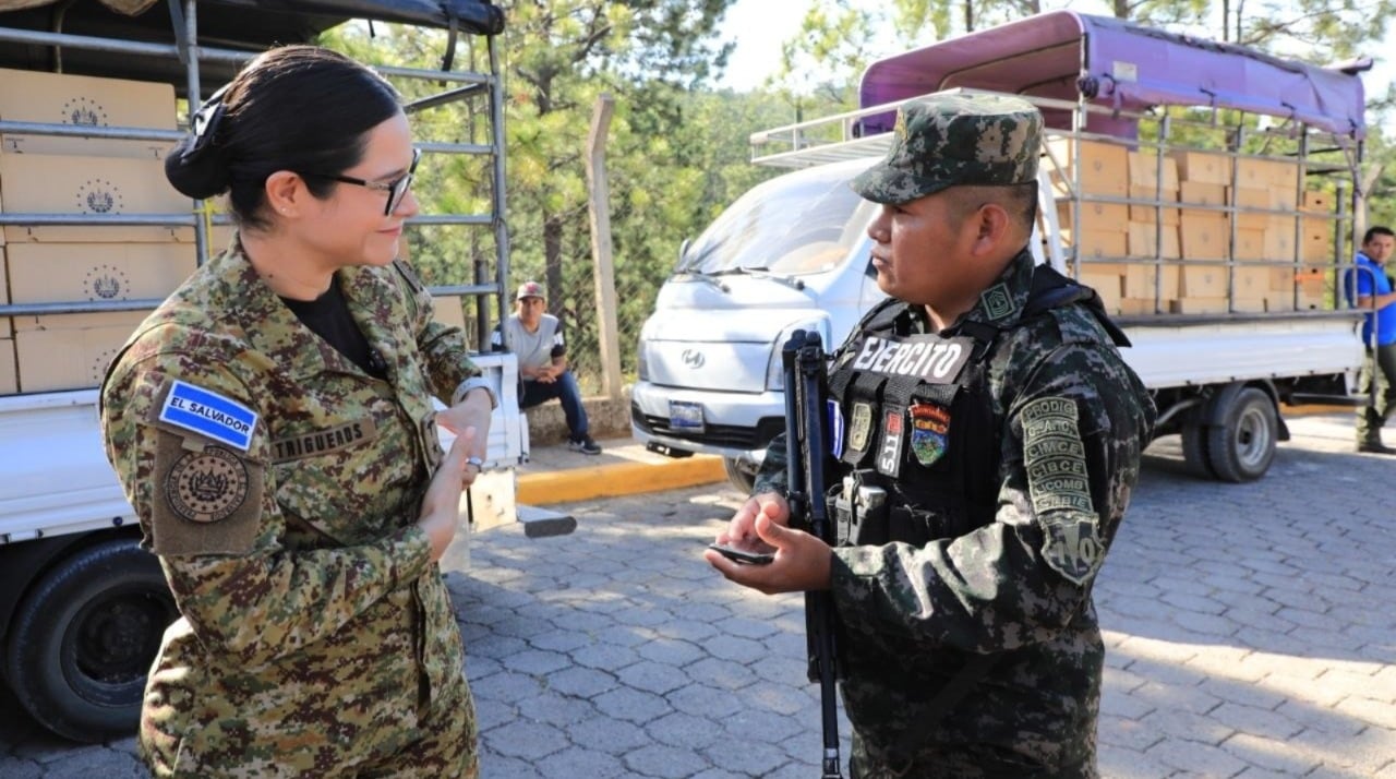 Militares de Honduras impidieron el ingreso de la ministra Trigueros el pasado martes, cuando el gobierno salvadoreño entregaría 1,900 paquetes escolares destinados a estudiantes salvadoreños con doble nacionalidad en los exbolsones./ (Porttada)