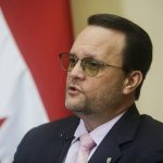 El Ministerio de Educación de El Salvador entrega paquetes escolares a niños con doble nacionalidad en Nahuaterique