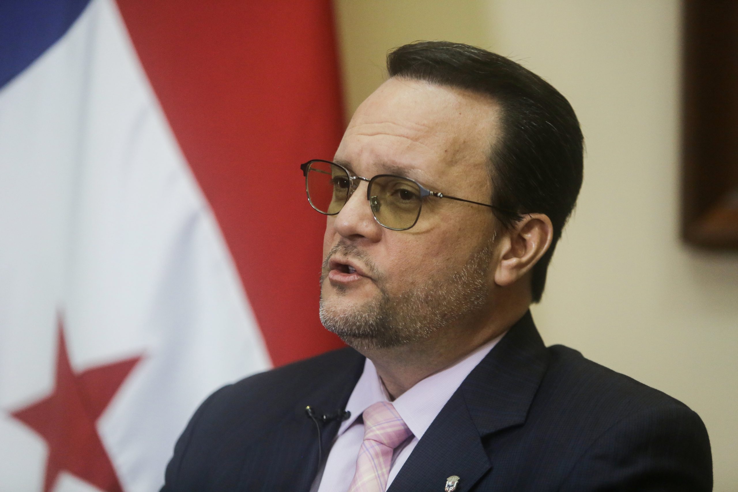 El Ministerio de Educación de El Salvador entrega paquetes escolares a niños con doble nacionalidad en Nahuaterique