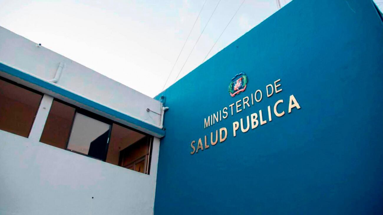 El ministro Víctor Atallah anunció el nombramiento fijo de 1,115 enfermeras en República Dominicana durante una ceremonia por el Día Internacional de la Enfermería. (Cortesía: Gobierno de República Dominicana)