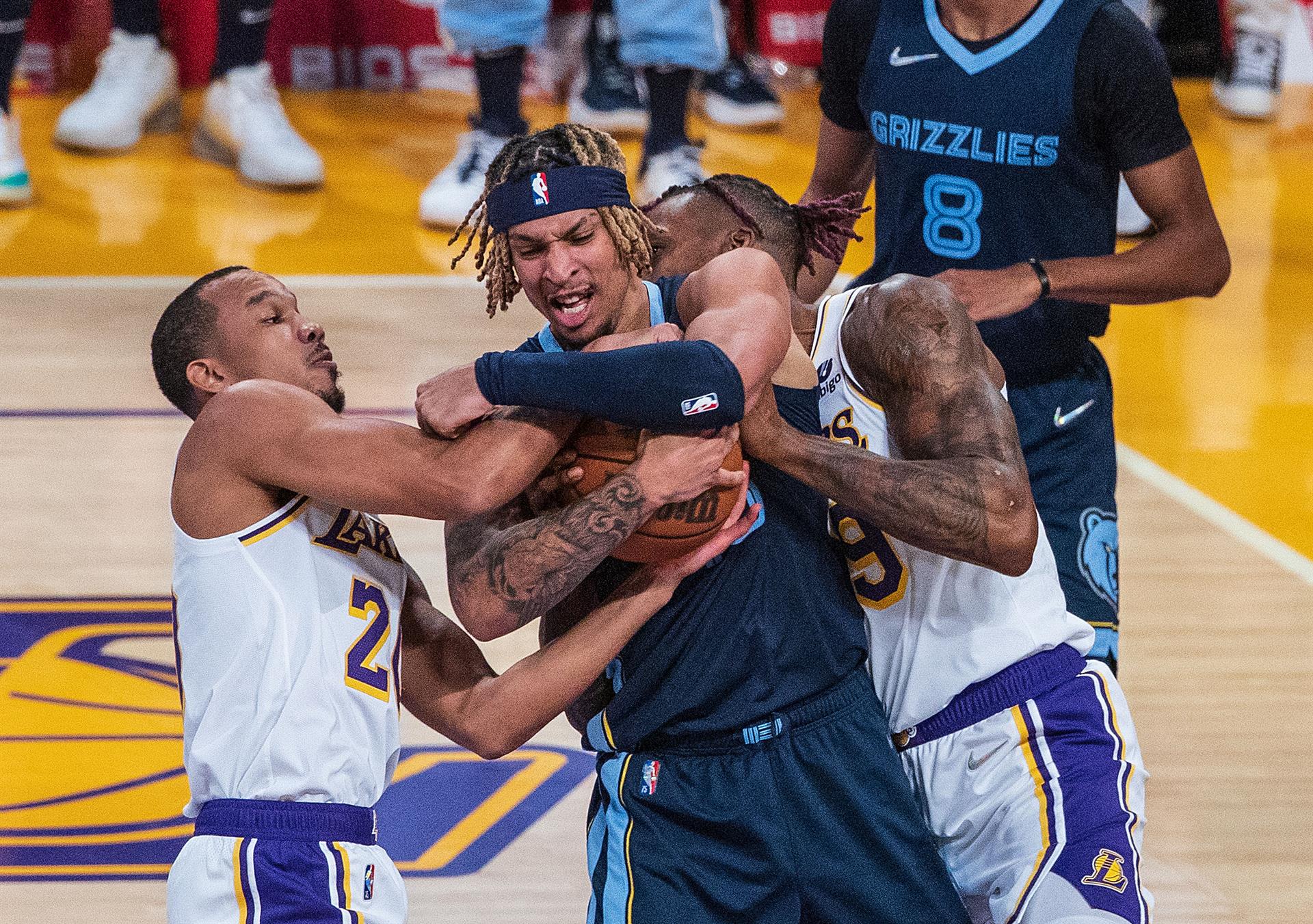 Brandon Clarke pelea por la pelota en un duelo ante Los Ángeles Lakers, en la NBA (Europa Press)