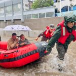 El momento cuando un auto cae a un río tras el derrumbe de un puente en China