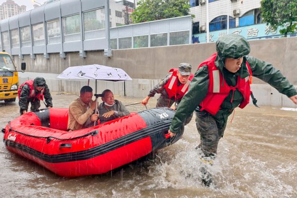 El momento cuando un auto cae a un río tras el derrumbe de un puente en China