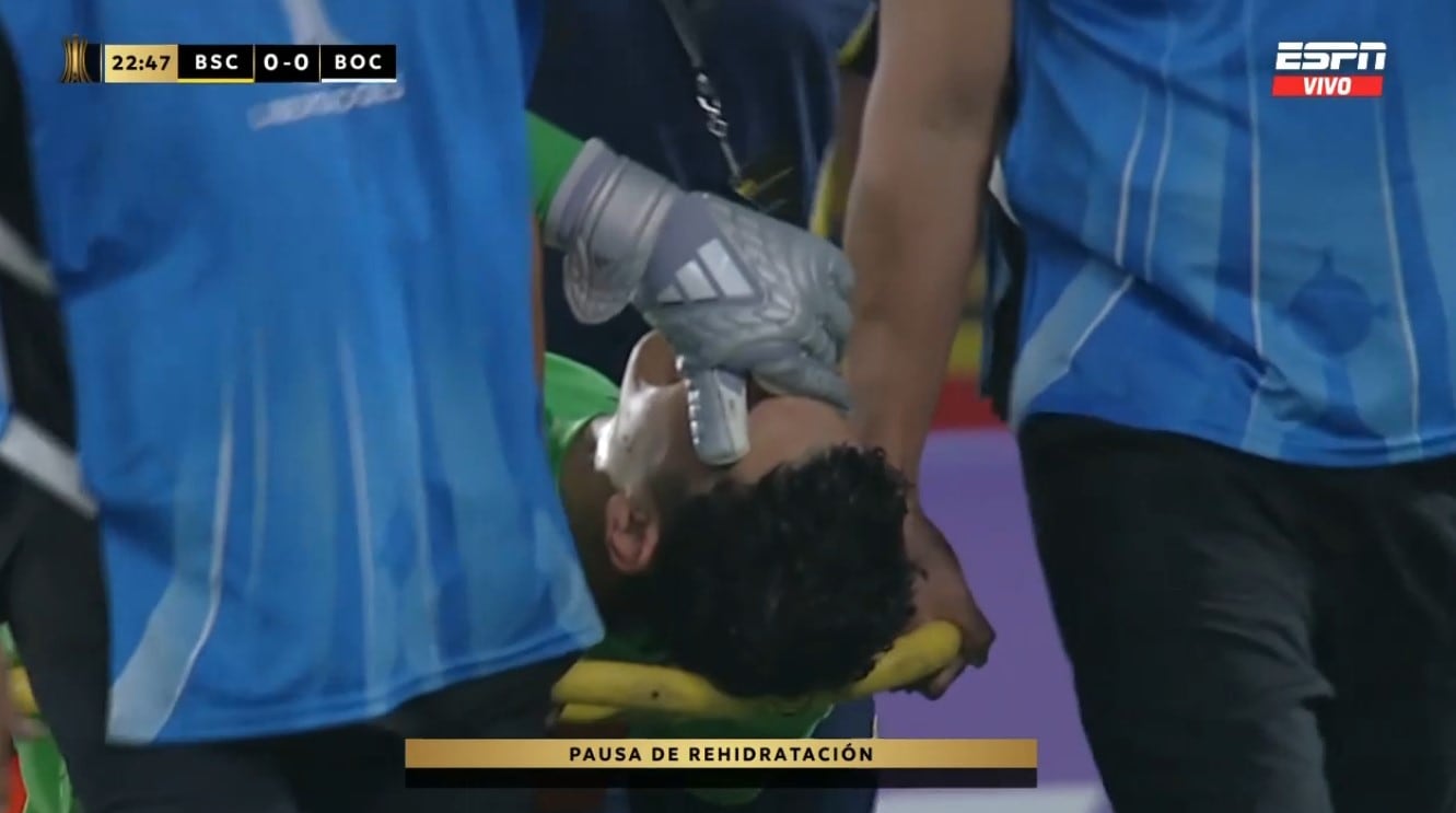 Así se retiró Leandro Brey del campo de juego tras el duro golpe recibido (captura video)