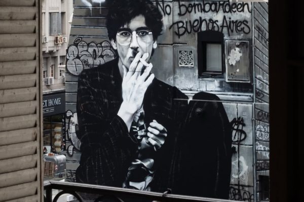 El mural de Charly García en la esquina de Corrientes y Callao que transformó Buenos Aires y enamora a los fanáticos
