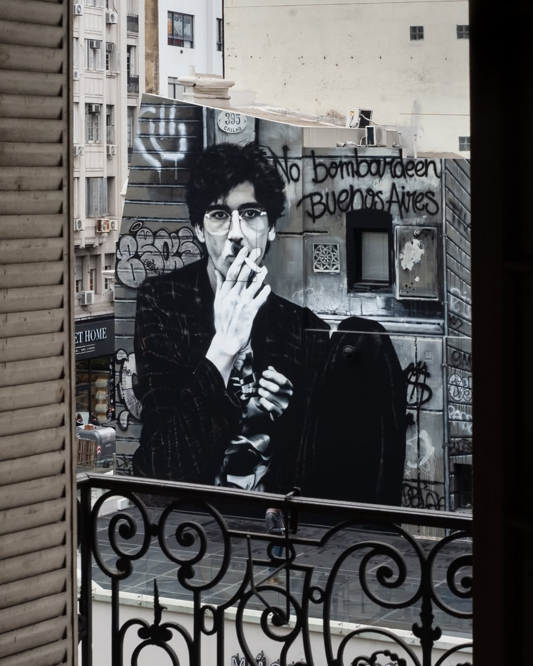 El mural de Charly García en la esquina de Corrientes y Callao que transformó Buenos Aires y enamora a los fanáticos