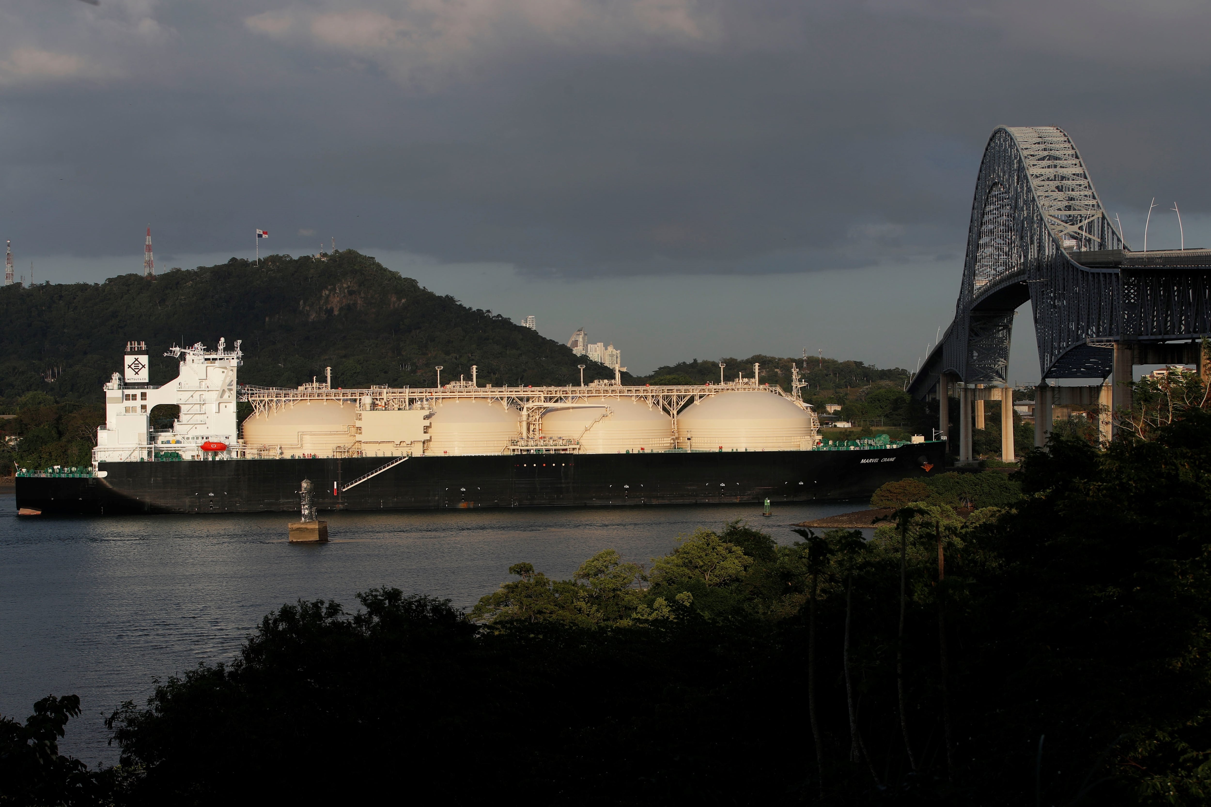Un buque transportador de gas pagó cerca de $4 millones por asegurar un cupo de tránsito, en una subasta marcada por la alta demanda y la urgencia de rutas en medio de la crisis energética global. EFE/Bienvenido Velasco 
