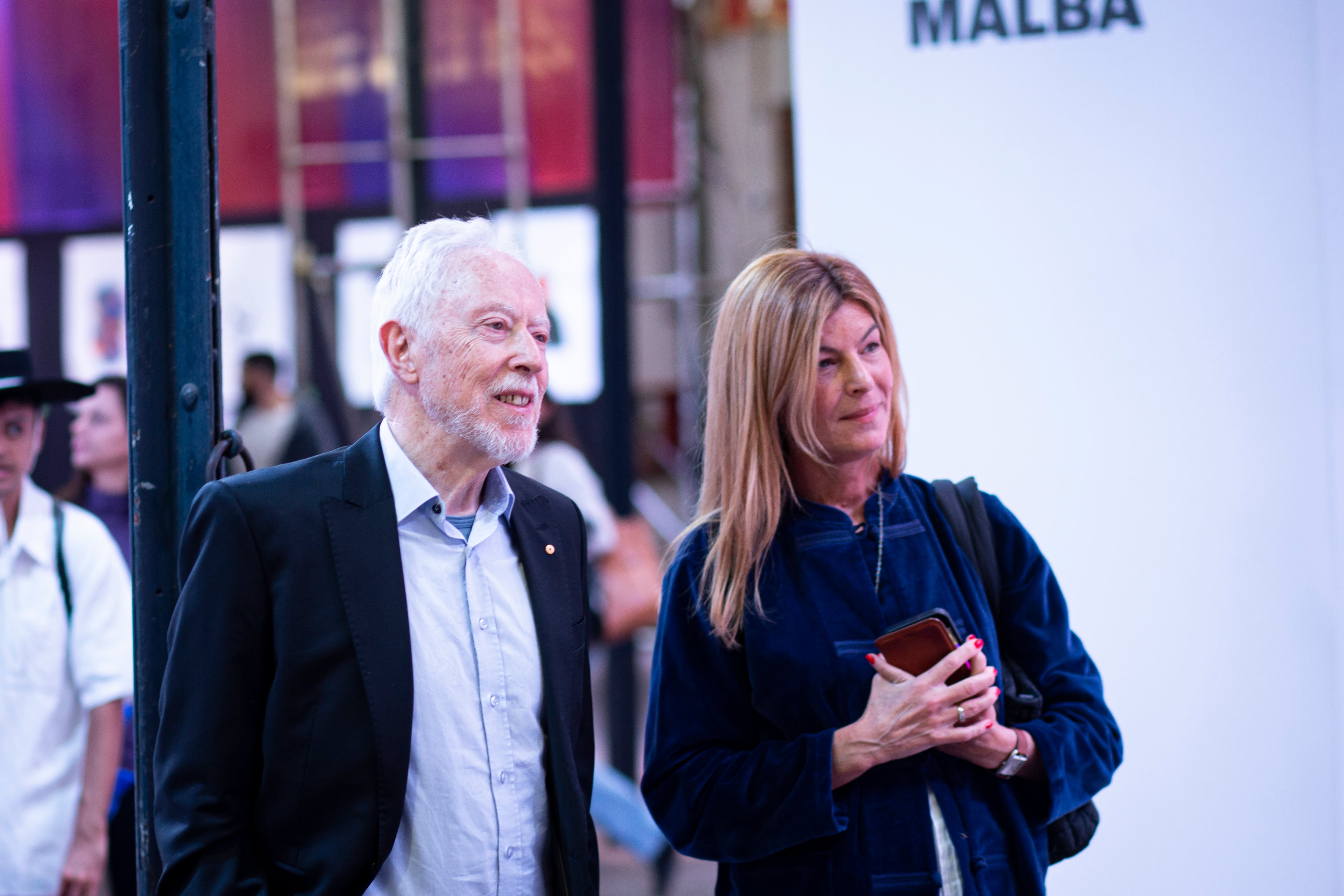 Coetzee recorre la Feria del Libro con Soledad Costantini, directora de Malba Literatura.