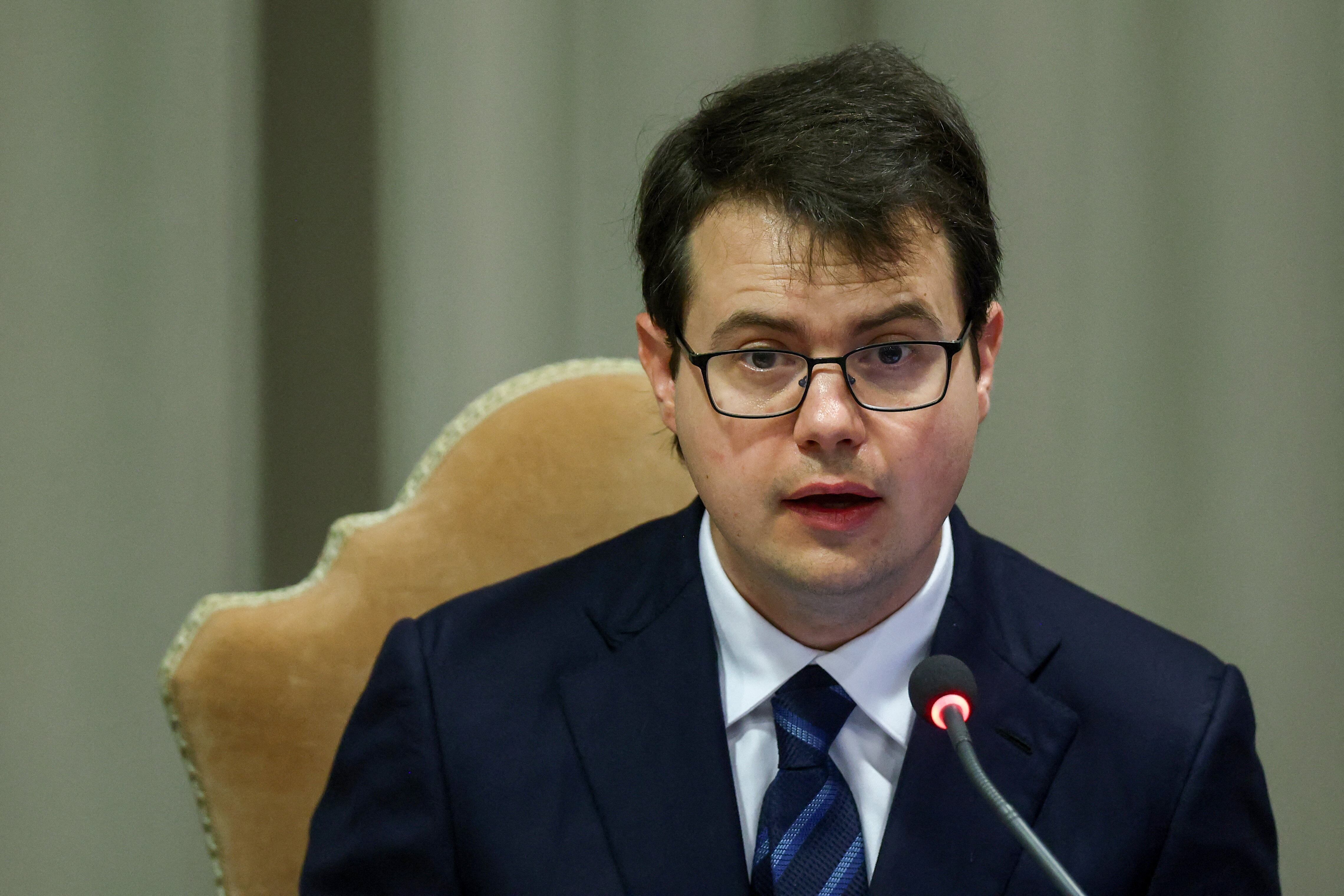 El cofundador de Anthropic, Christopher Olah, en la presentación de la encíclica; la empresa mantiene un litigio con la administración Trump tras negarse al uso militar irrestricto de su tecnología (REUTERS/Yara Nardi)