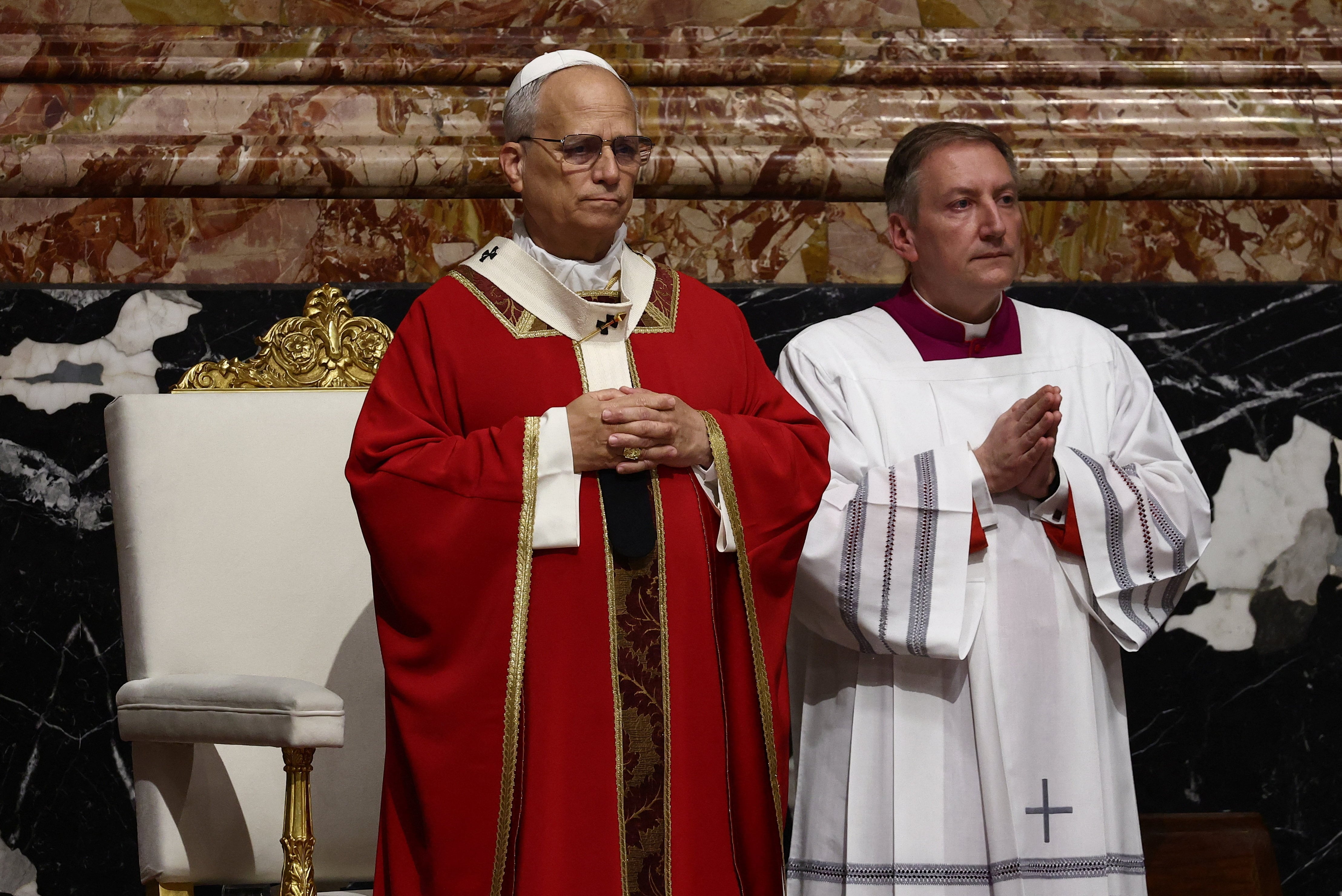 El papa León XIV preside la misa fúnebre del cardenal Emil Paul Tscherrig en la Basílica de San Pedro, en el Vaticano, el 15 de mayo de 2026. REUTERS/Guglielmo Mangiapane