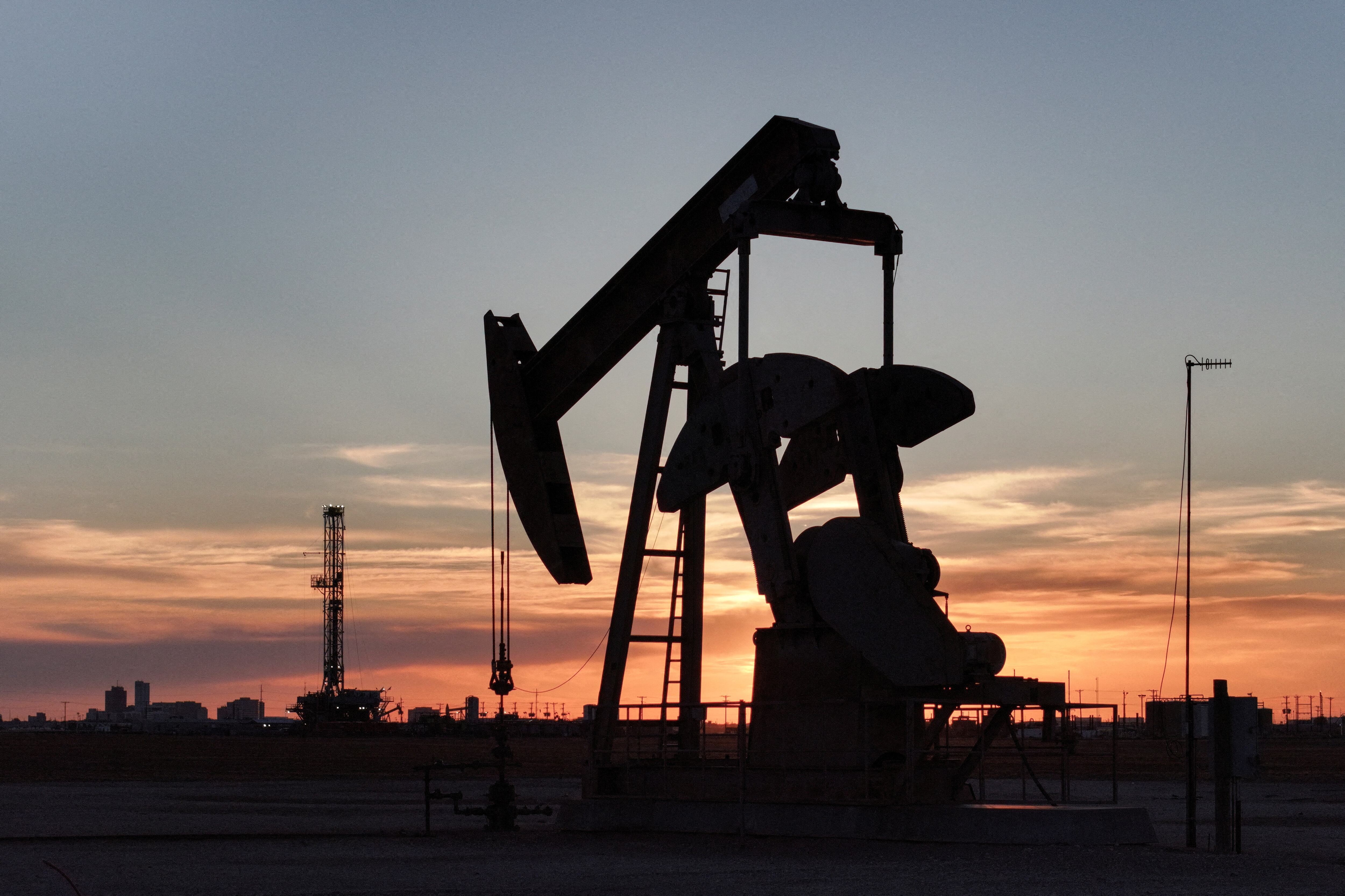 El precio del petróleo volvió a subir tras la falta de acuerdo entre EEUU e Irán para lograr la paz en Medio Oriente (REUTERS)