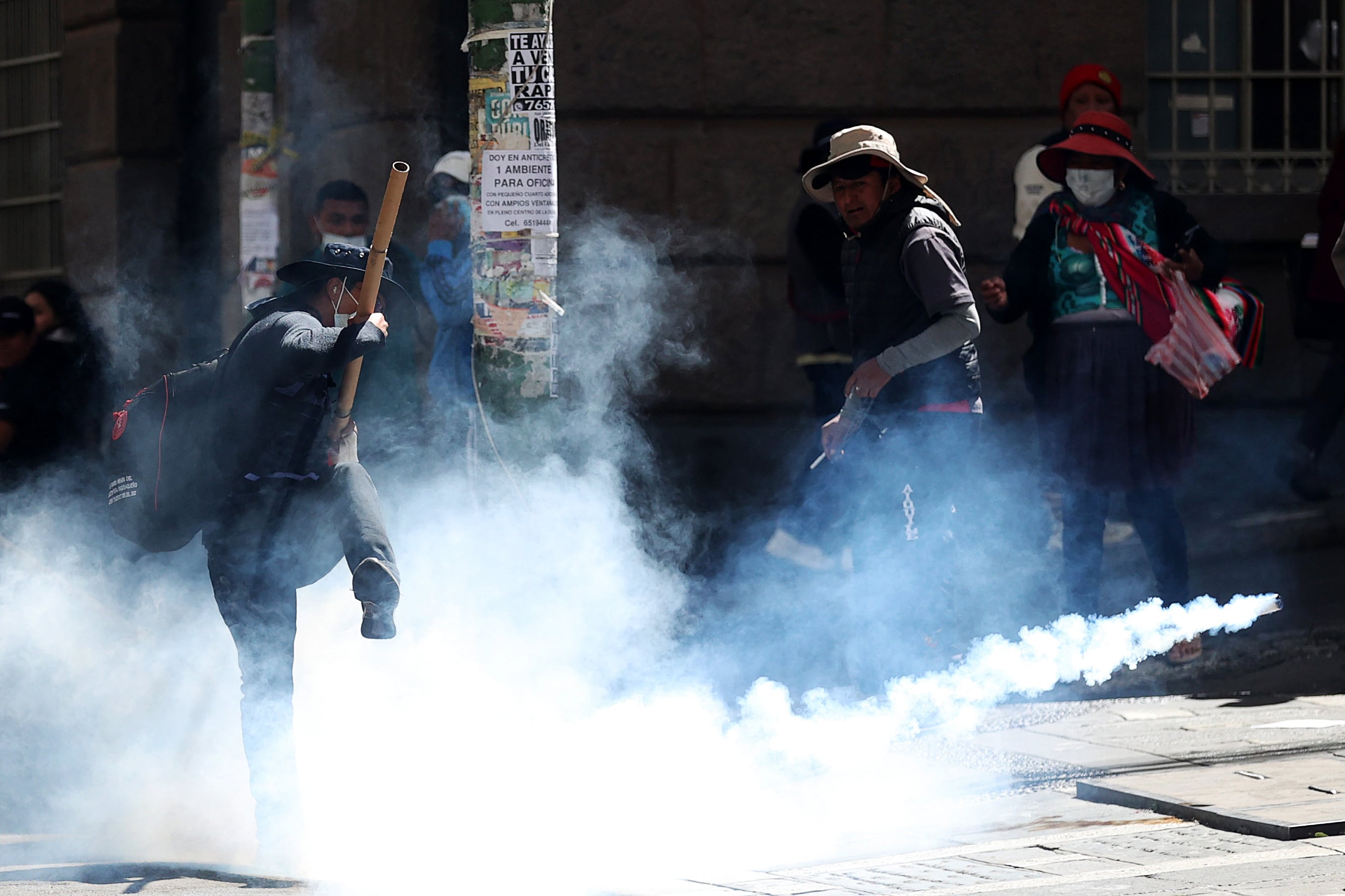 Un manifestante se enfrenta con la policía al intentar llegar a la sede de la Presidencia de Bolivia, durante la tercera jornada consecutiva de protestas sociales contra el Gobierno de Rodrigo Paz, este miércoles en La Paz (Bolivia)
EFE/ Luis Gandarillas