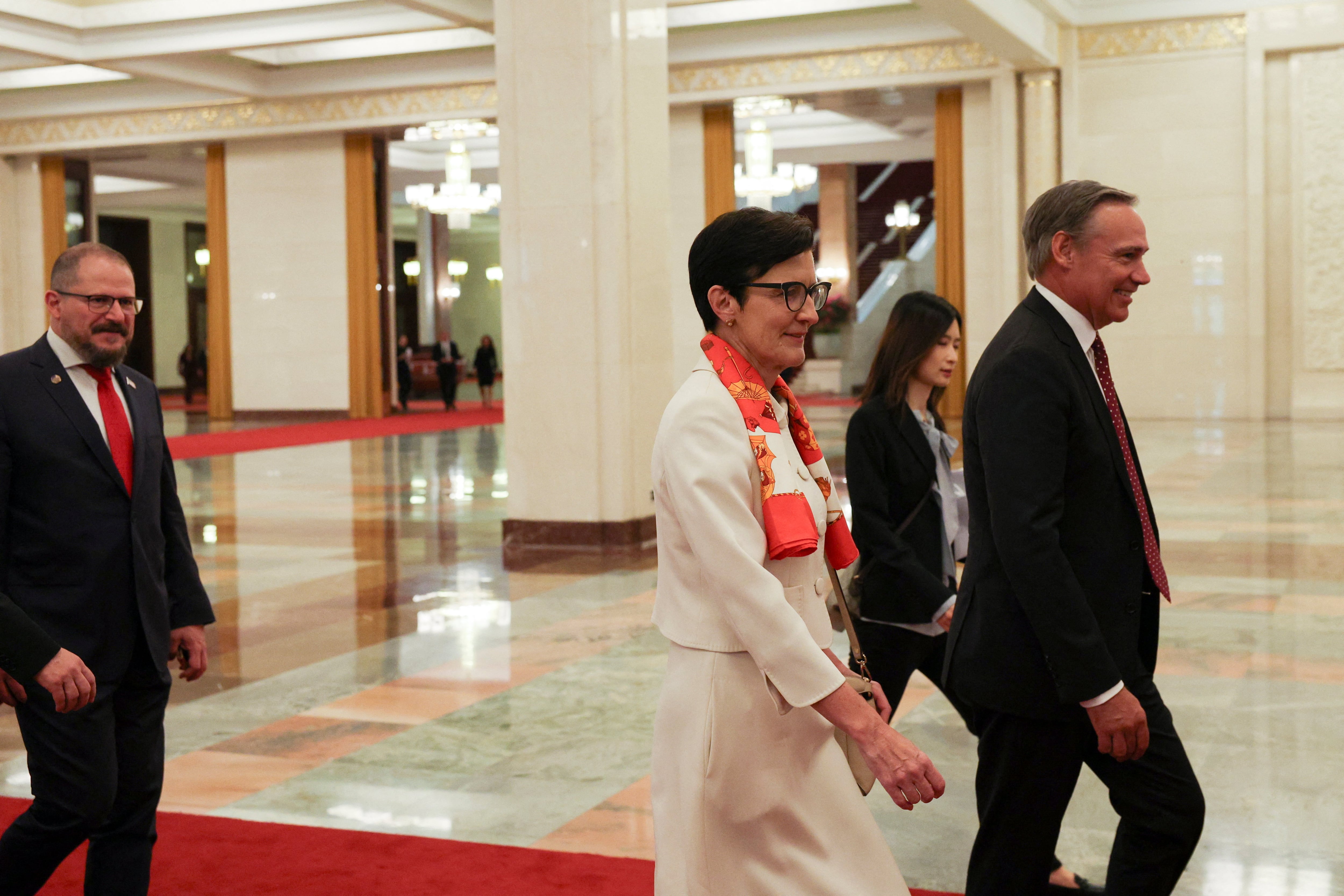 El director ejecutivo y cofundador de Blackstone, Stephen Schwarzman, la directora ejecutiva de Citi, Jane Fraser, y el director ejecutivo de Qualcomm, Cristiano Amon, llegan a la reunión entre el primer ministro chino, Li Qiang, y representantes de empresas estadounidenses, en el Gran Salón del Pueblo en Pekín, China, el 14 de mayo de 2026. REUTERS/Go Nakamura/Pool