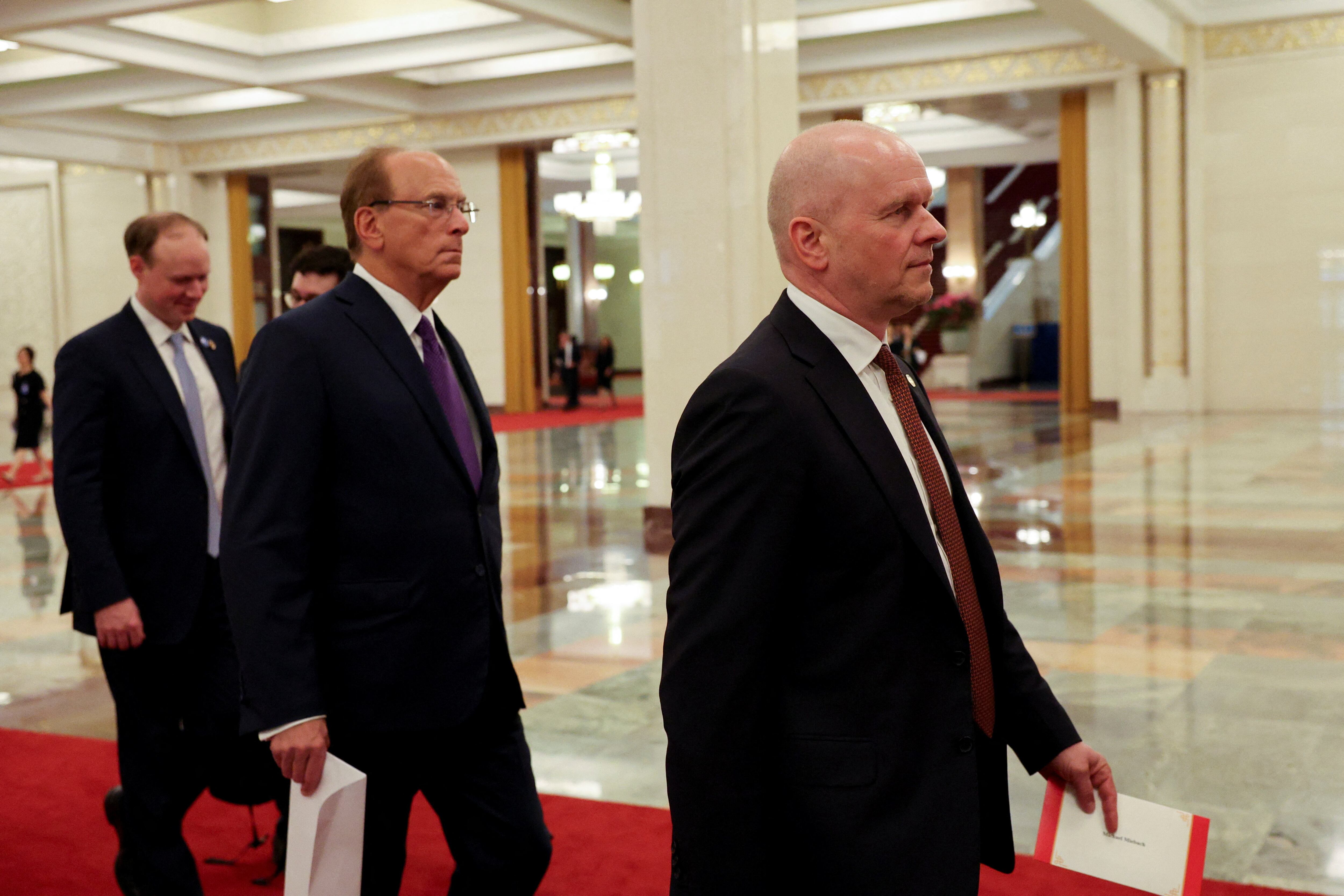 El director ejecutivo de BlackRock, Larry Fink, y el director ejecutivo de Mastercard, Michael Miebach, llegan a la reunión entre el primer ministro chino, Li Qiang, y representantes empresariales estadounidenses, en el Gran Salón del Pueblo en Pekín, China, el 14 de mayo de 2026. REUTERS/Go Nakamura/Pool