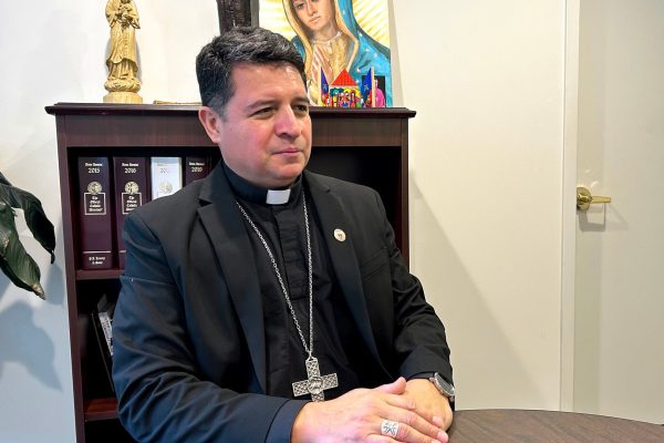 El recorrido de un migrante salvadoreño que, tras sobrevivir a la guerra y huir en un maletero, logró ser nombrado obispo en Estados Unidos