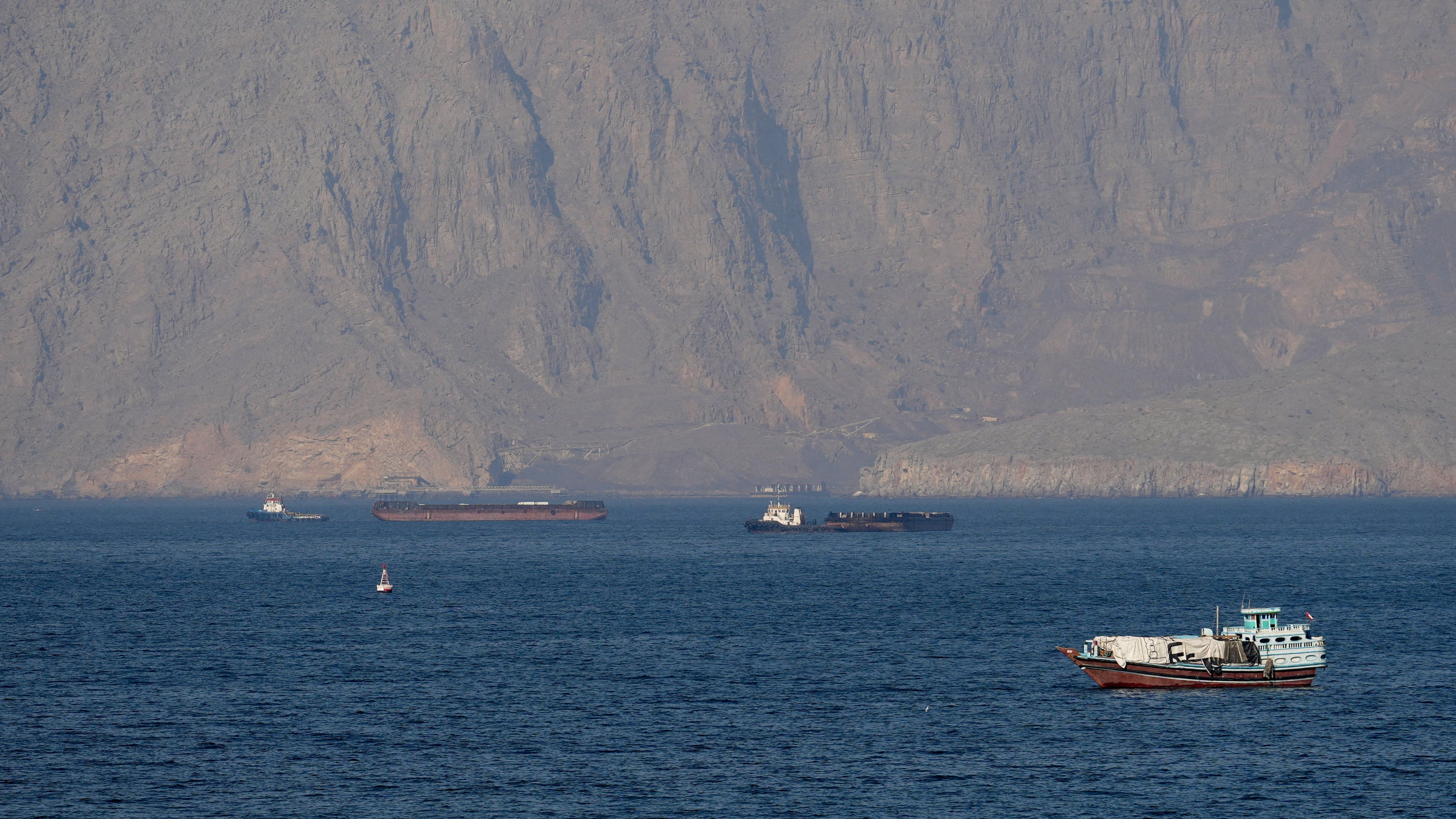 Barcos y petroleros en el Estrecho de Ormuz, frente a la costa de Musandam, Omán, 18 de abril de 2026 (REUTERS/Stringer/Archivo)