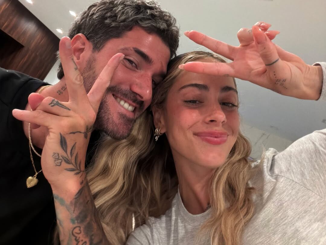 La pareja, en uno de los momentos más espontáneos del carrusel de 19 fotos