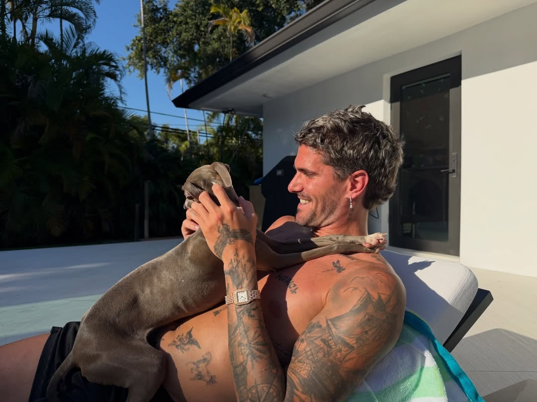 El futbolista, al sol con su mascota: un momento doméstico que Tini eligió para repasar la vida en pareja