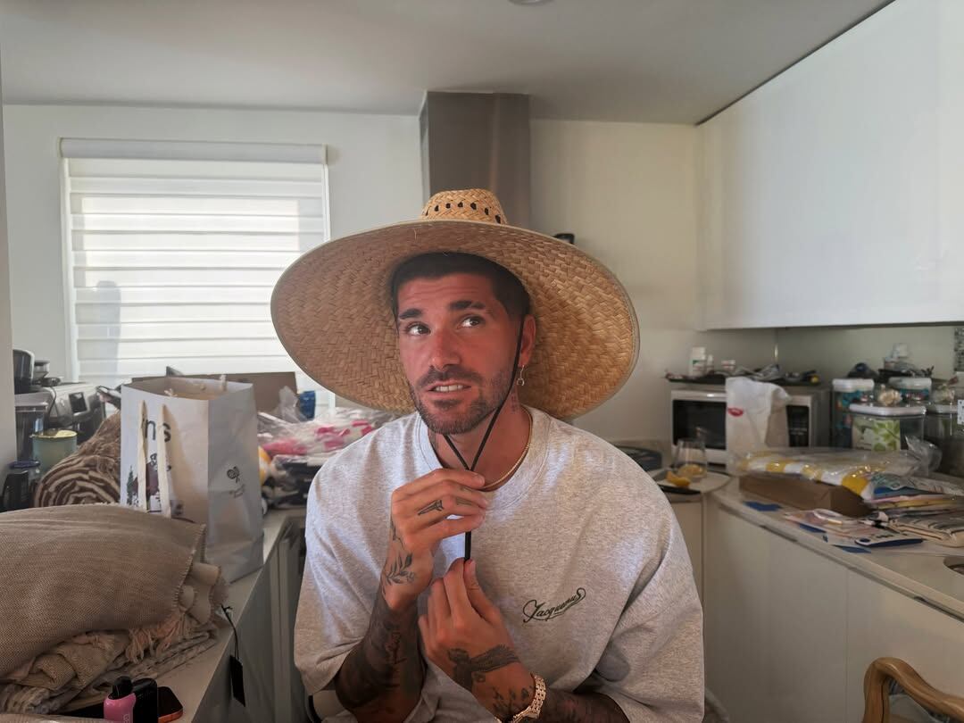 Rodrigo De Paul en casa, con sombrero de paja: una imagen doméstica que Tini eligió para el saludo