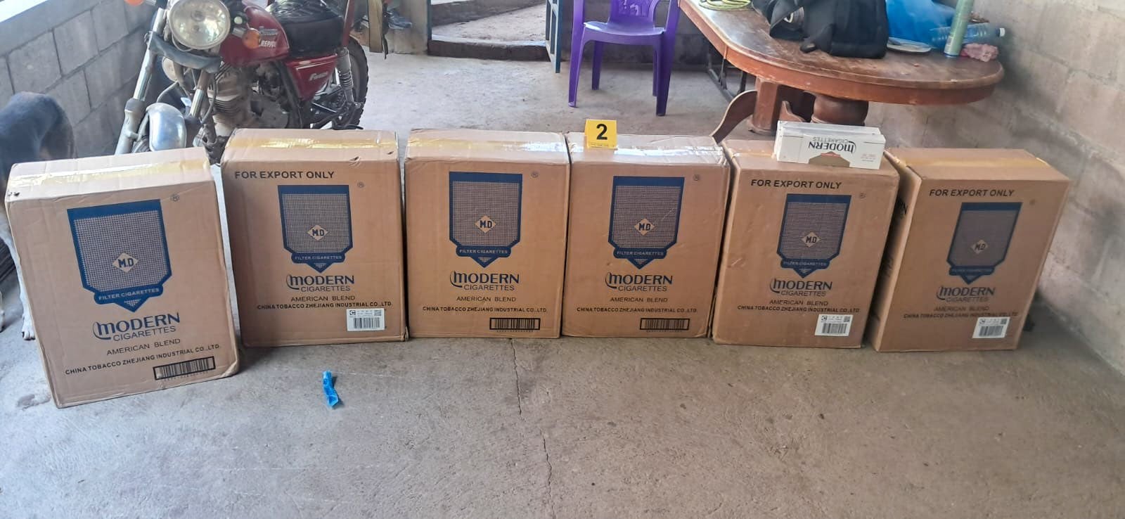 Un operativo en el cantón San Jacinto permitió el decomiso de seis cajas y dos paquetes con productos de origen ilegal. (Cortesía: FUERZA ARMADA)