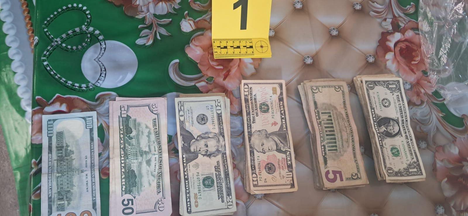 Autoridades aseguraron dinero en efectivo durante el allanamiento, abriendo una nueva línea de investigación. (Cortesía: Fuerza Armada de El Salvador)